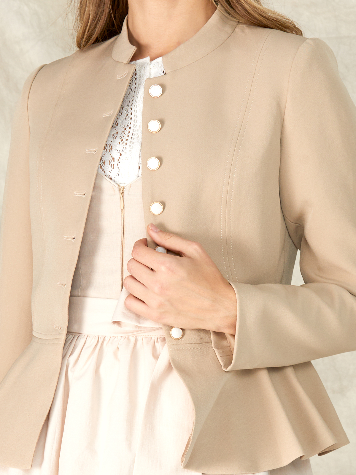 Moderne Dirndl-Kombination in Braun