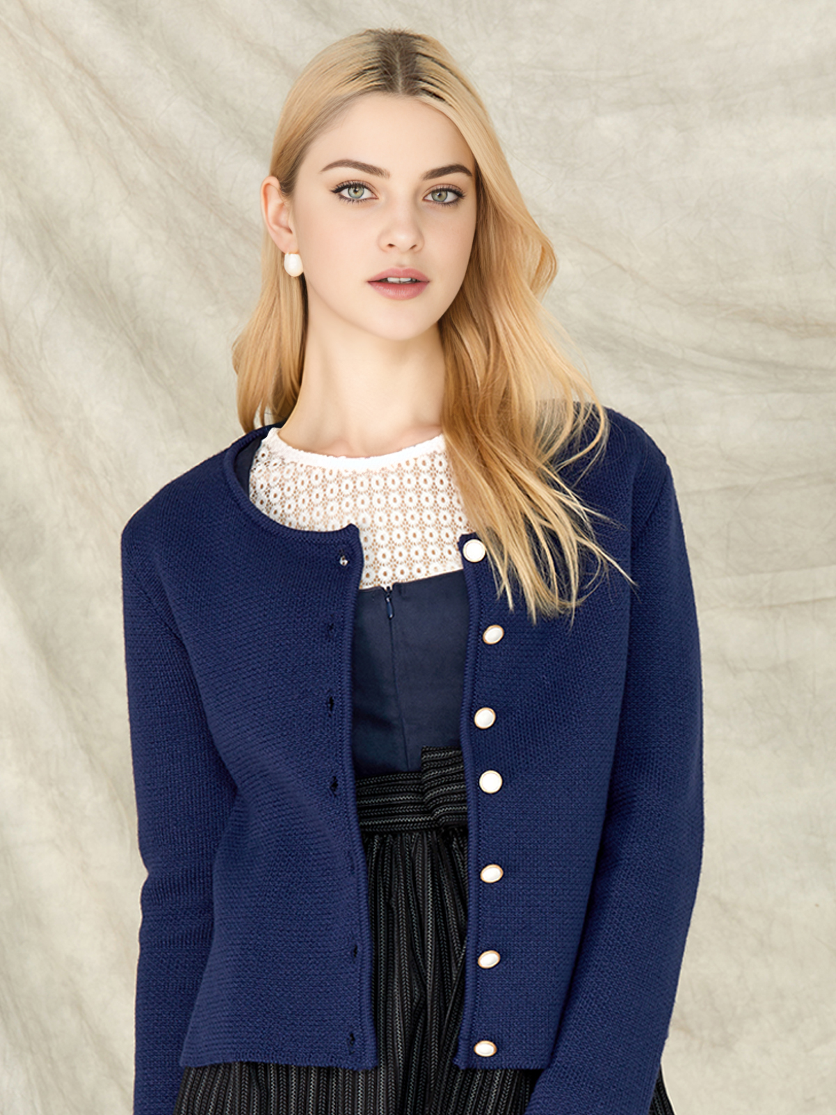 Modernes Dirndl in Marineblau