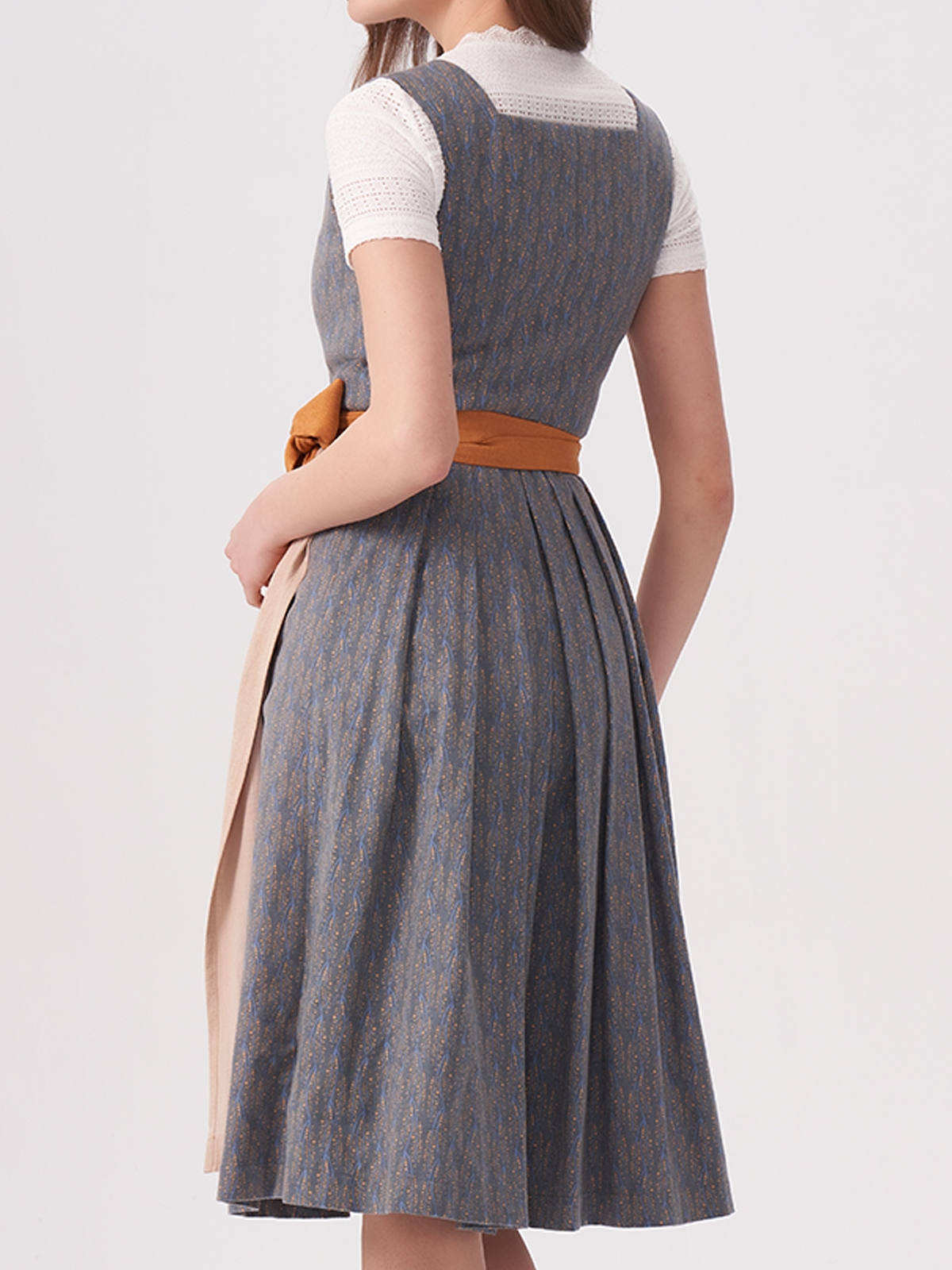 Dirndl in Blau mit eleganter Bluse