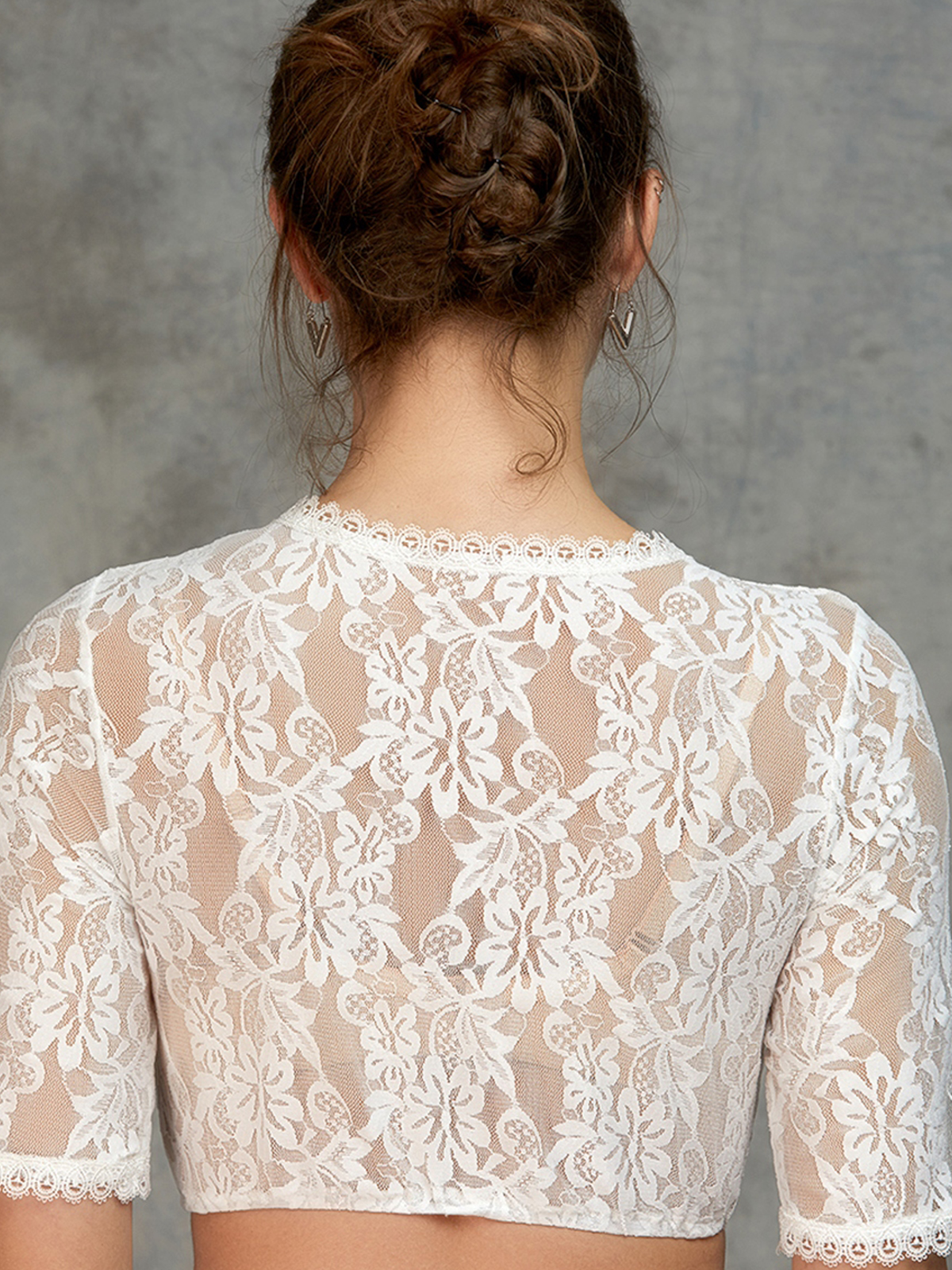 Modernes Dirndl mit Ausschnitt