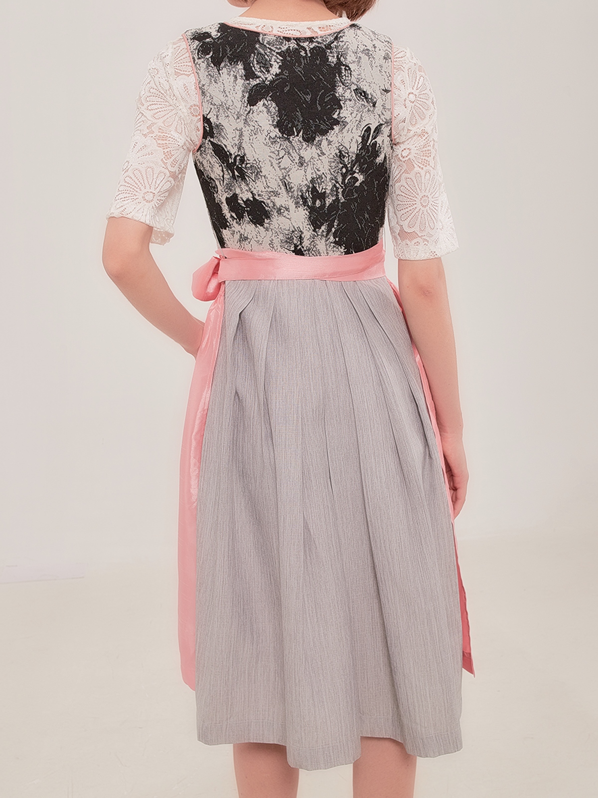 Hellblaues Dirndl in eleganter Passform