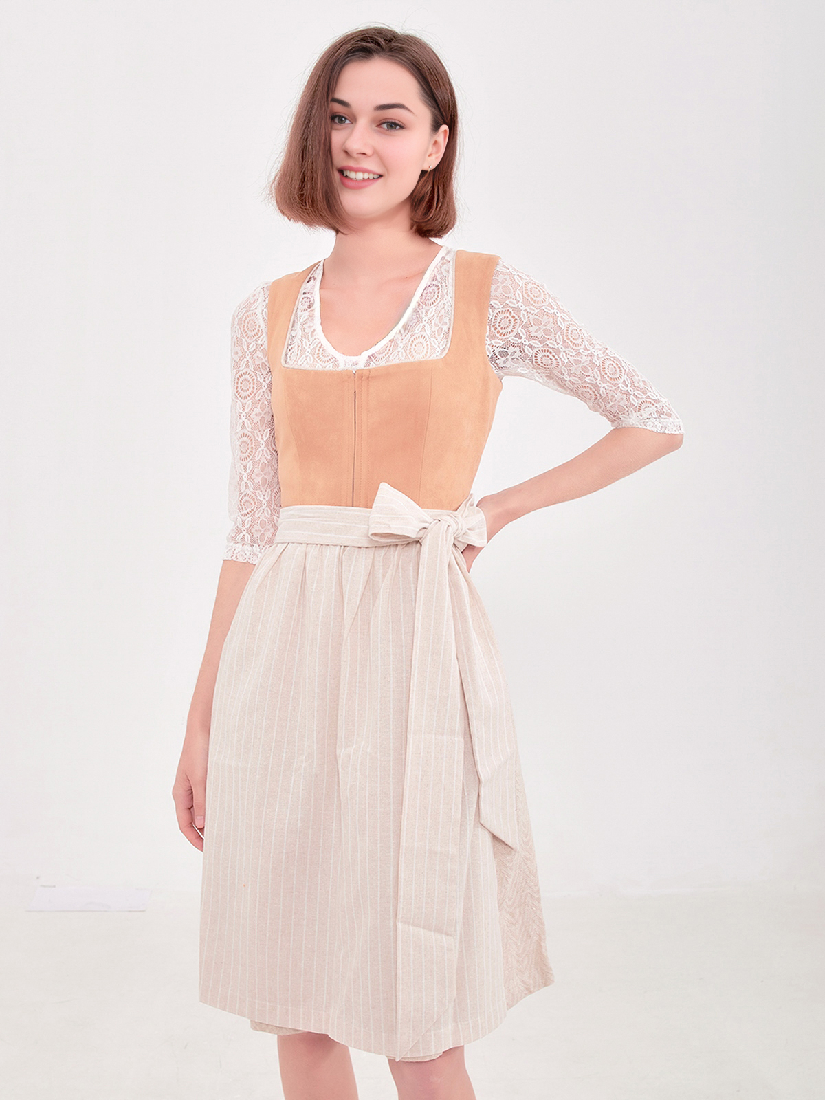 Modernes Dirndl in Braun mit schmeichelhaftem Schnitt