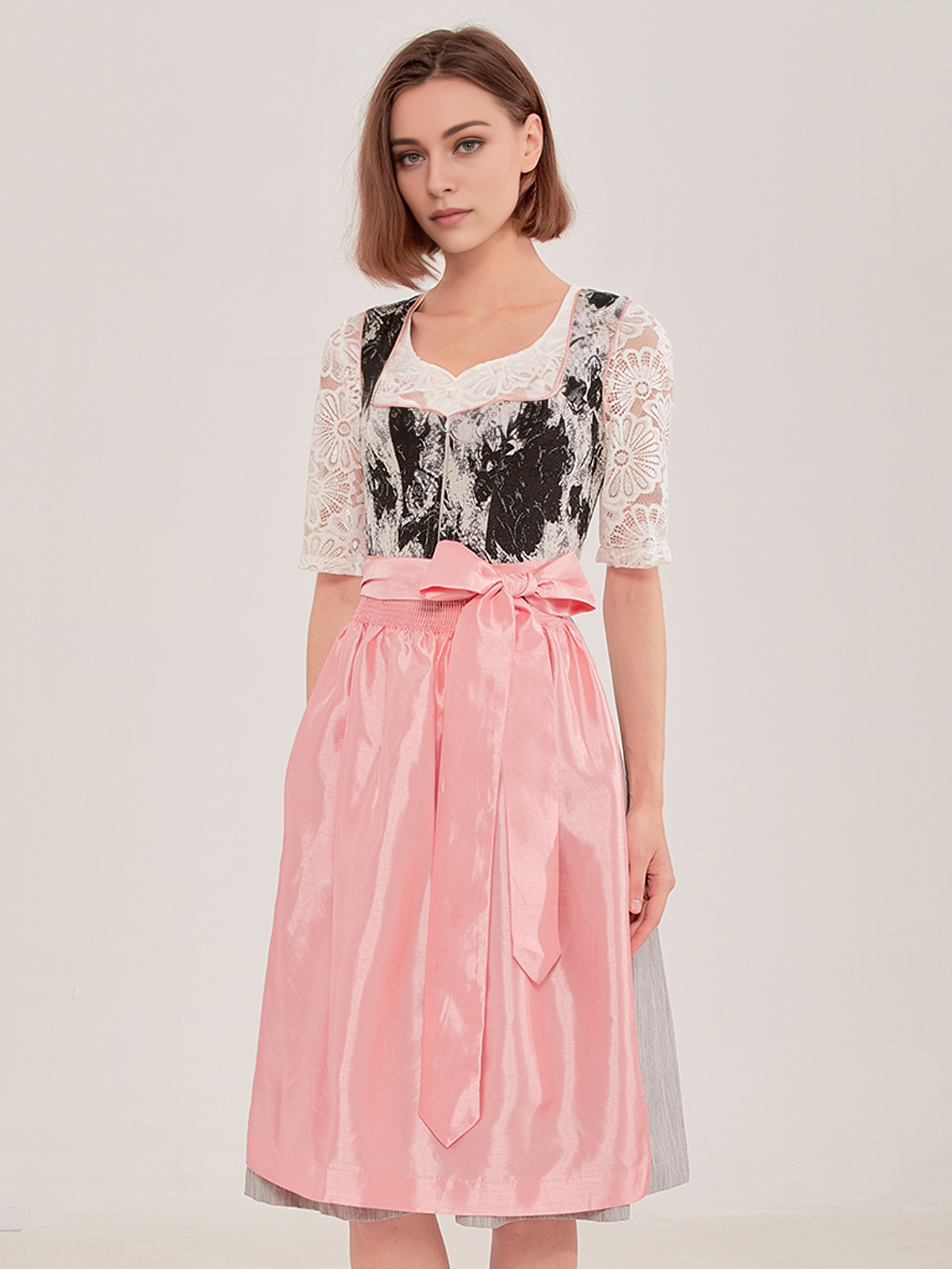 Dirndl in Schwarz – zeitlos elegant