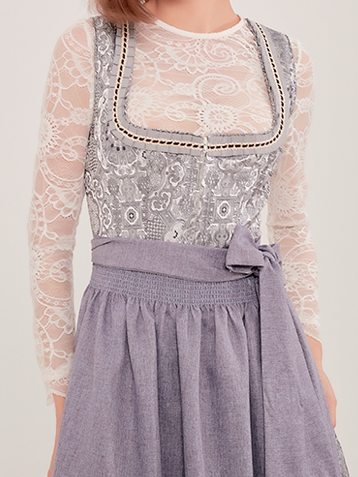 Graues Ehreer Dirndl mit modernem Schnitt