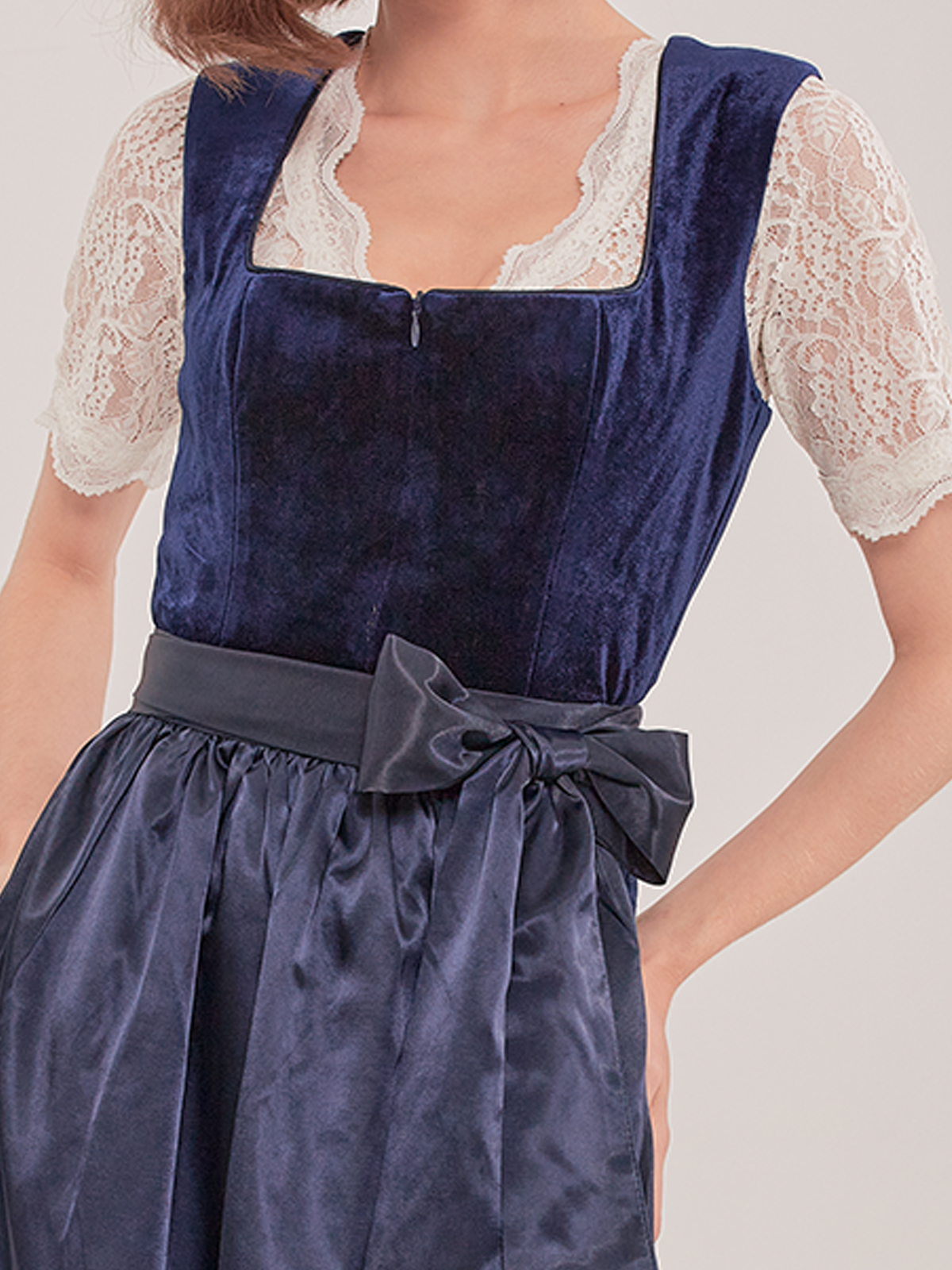 Modernes Dirndl in Blau mit raffiniertem Schnitt