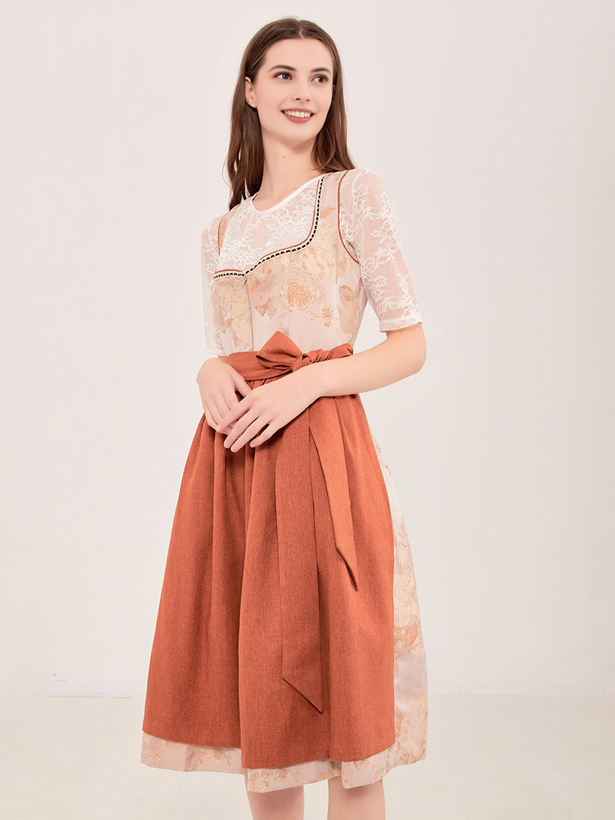 Dirndl in Braun mit modernem Twist