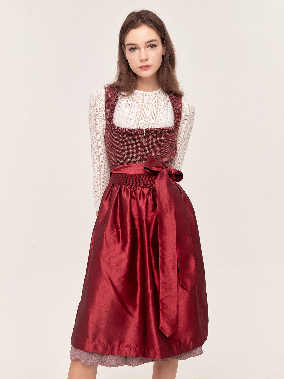 Dirndlbluse in Rot mit Spitze