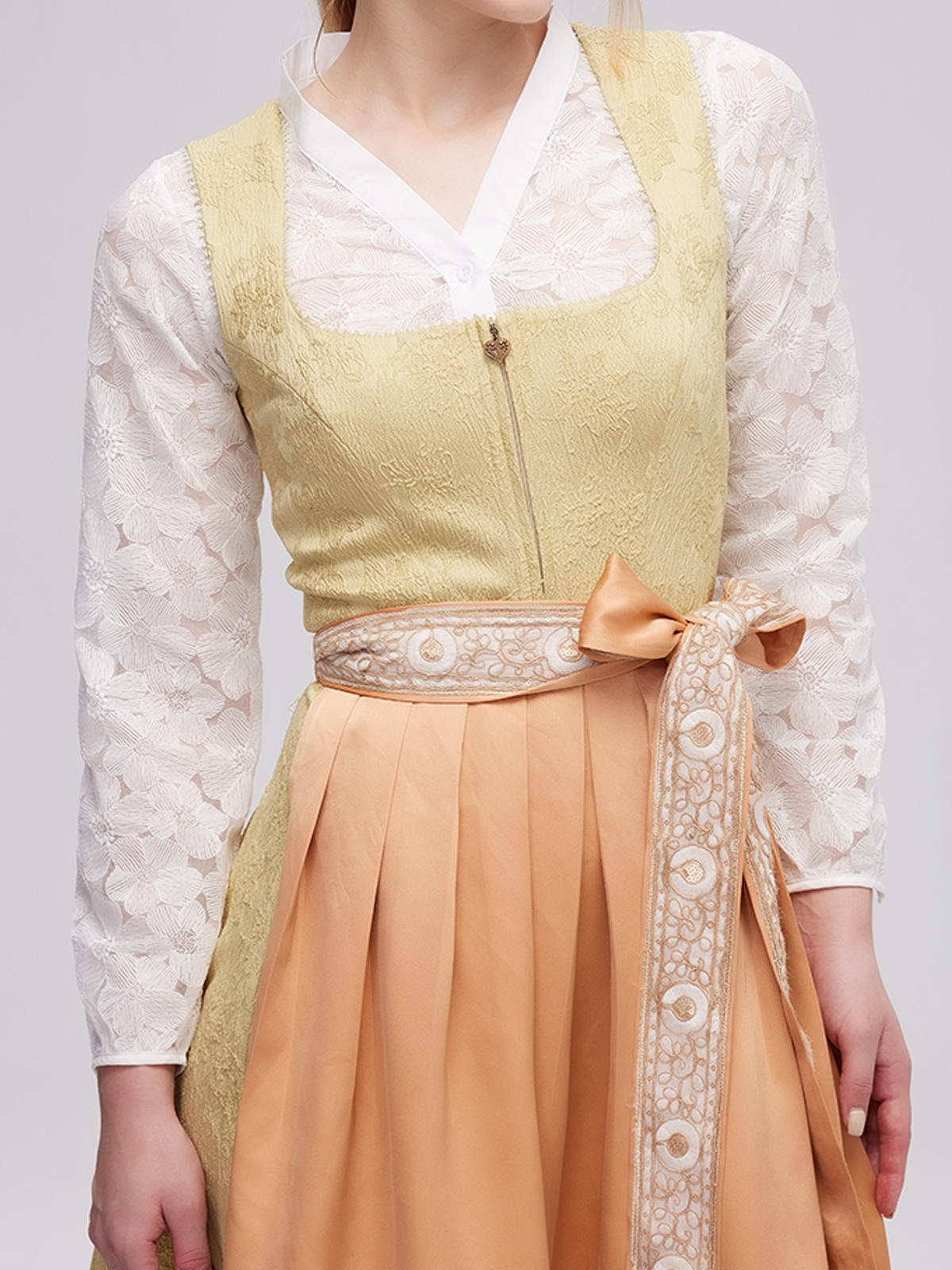 Modernes schwarzes Dirndl mit eleganter Silhouette
