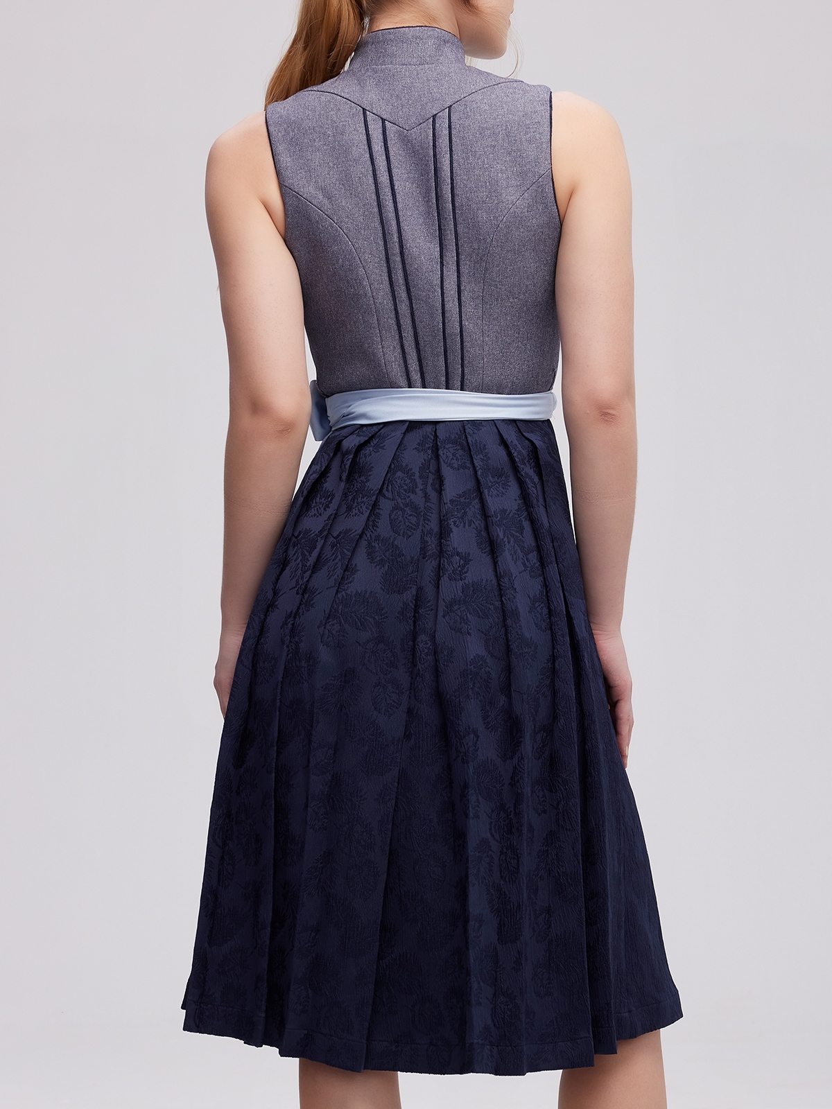 Modernes Dirndl in Grau – perfekt für den urbanen Look