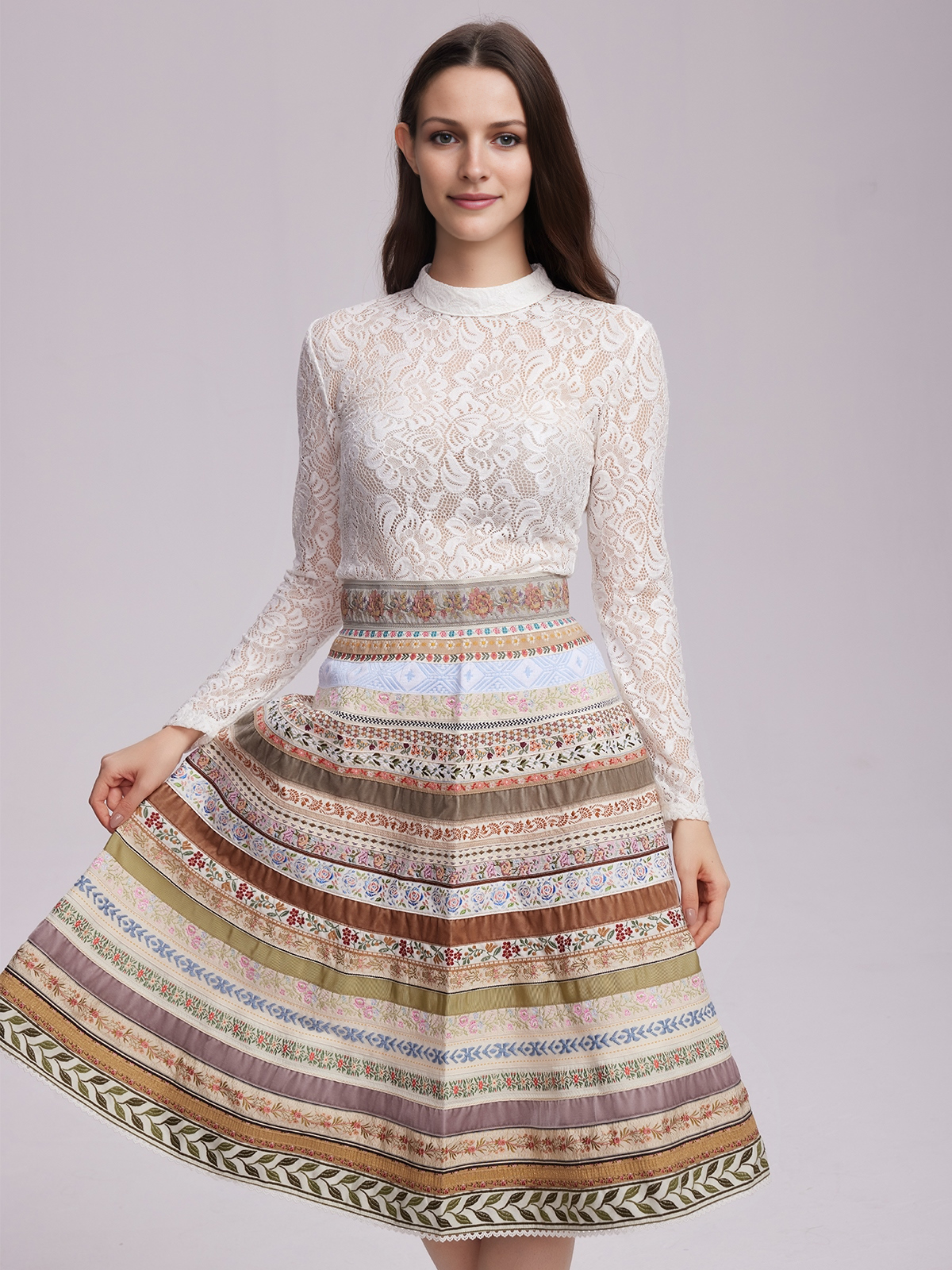 Beige Dirndl mit elegantem Schnitt