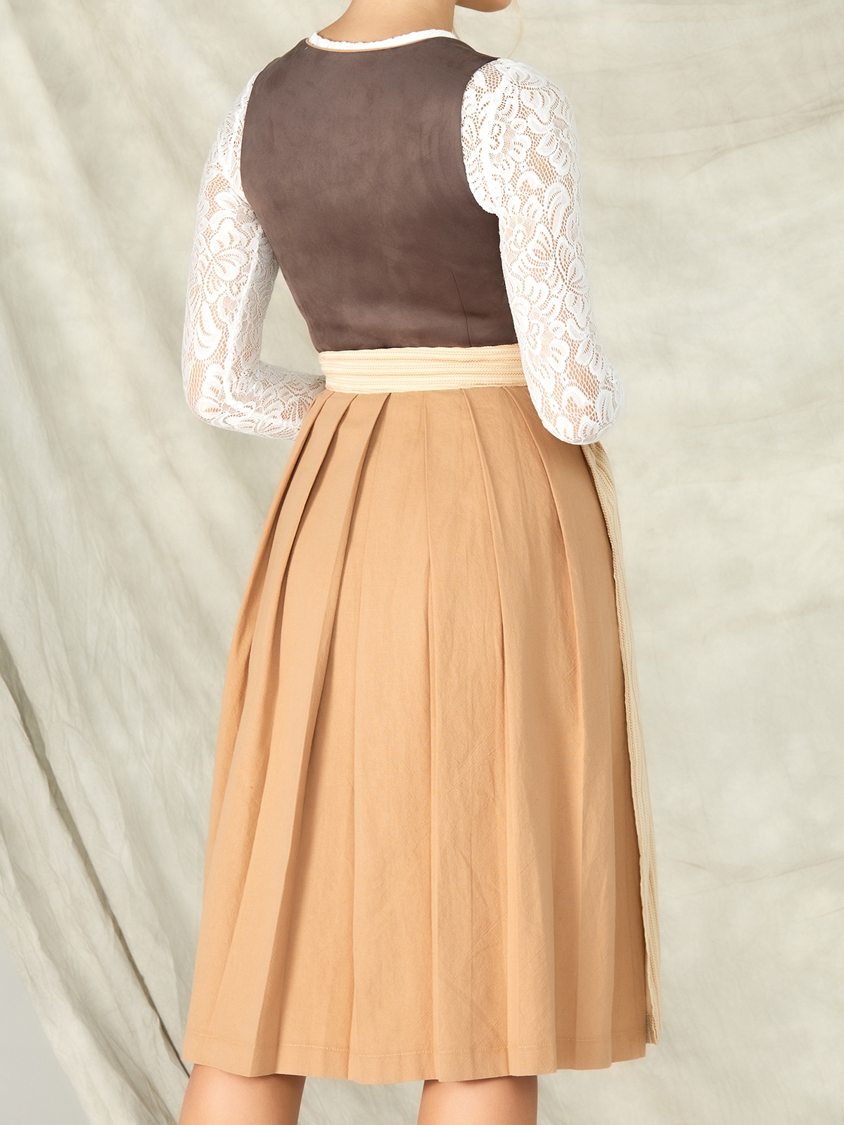 Dunkelblaues Dirndl mit traditioneller Schnürung