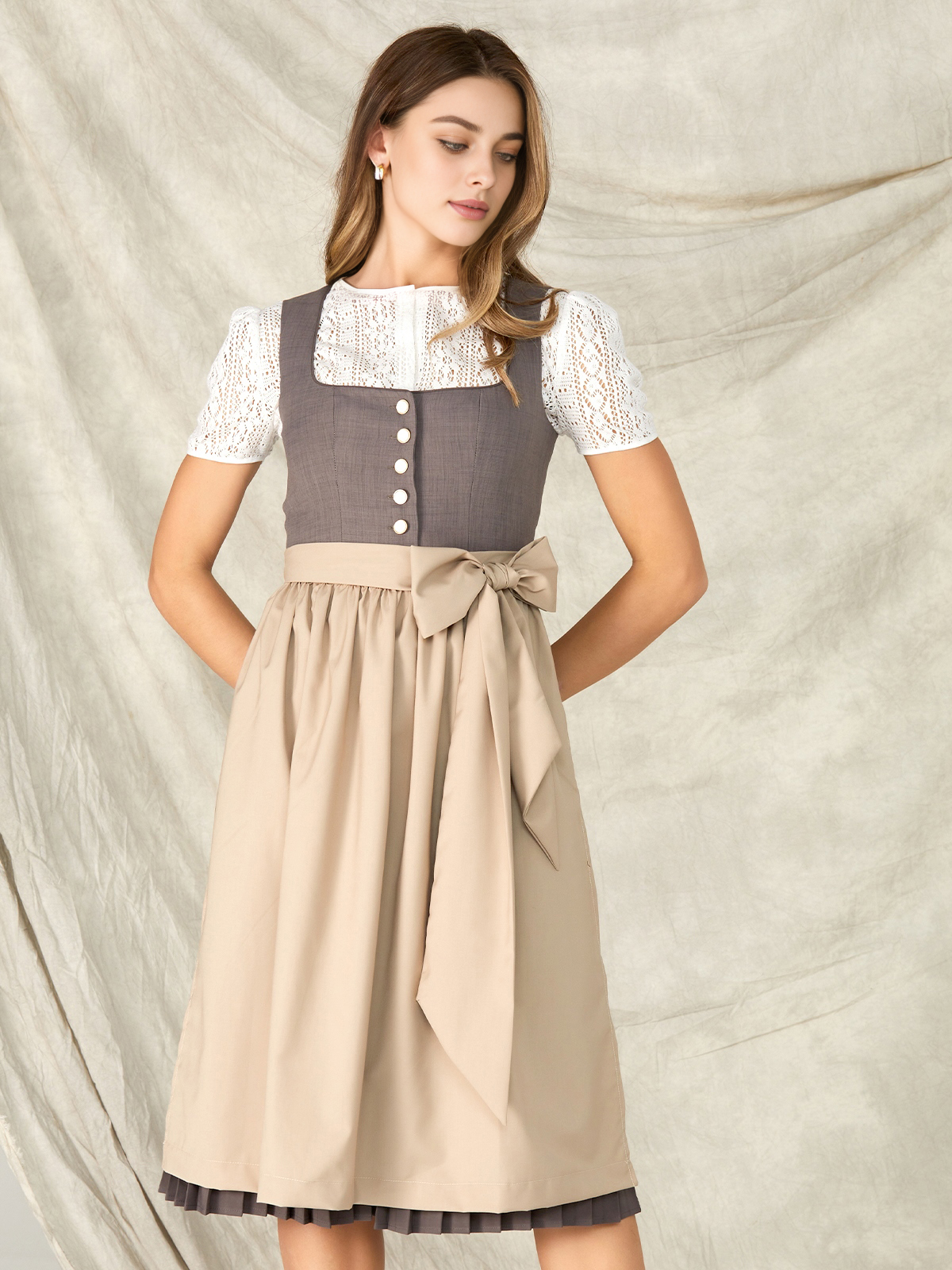 Dirndl in Grau mit modernem Schnitt