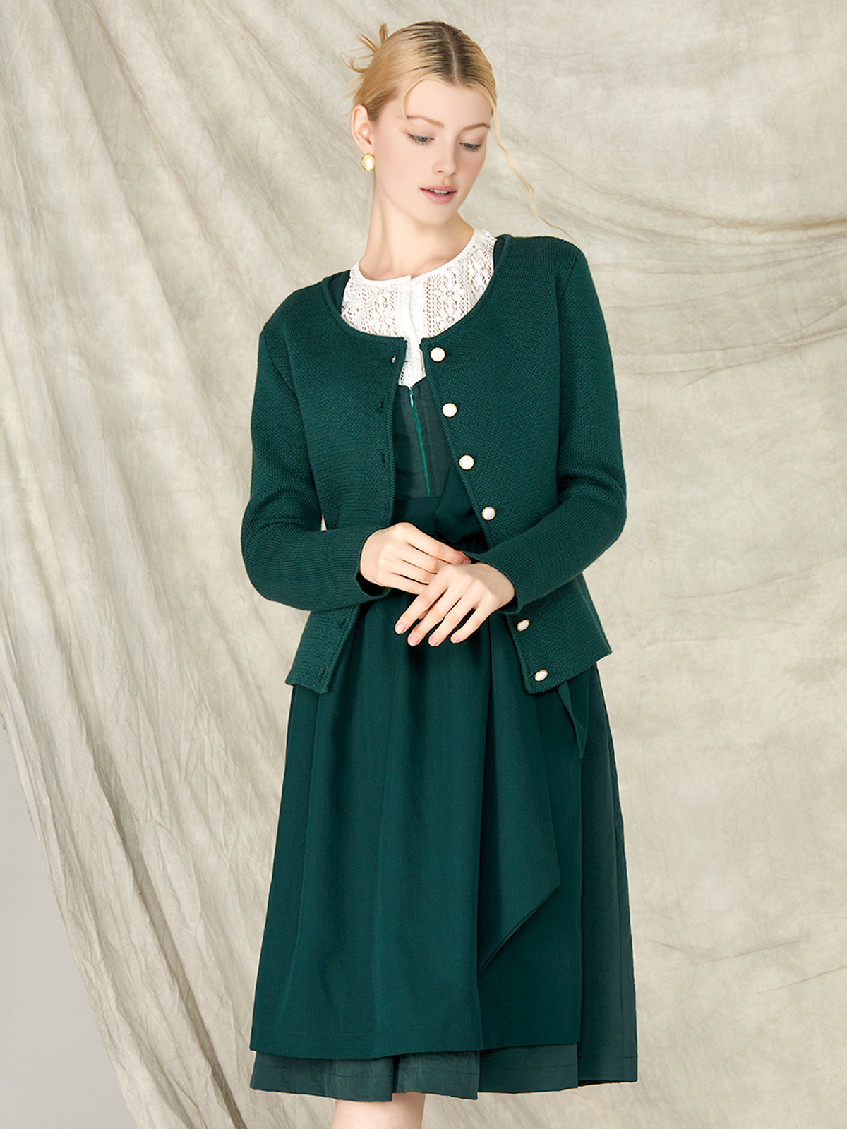 Modernes Flieder Dirndl mit eleganter Silhouette