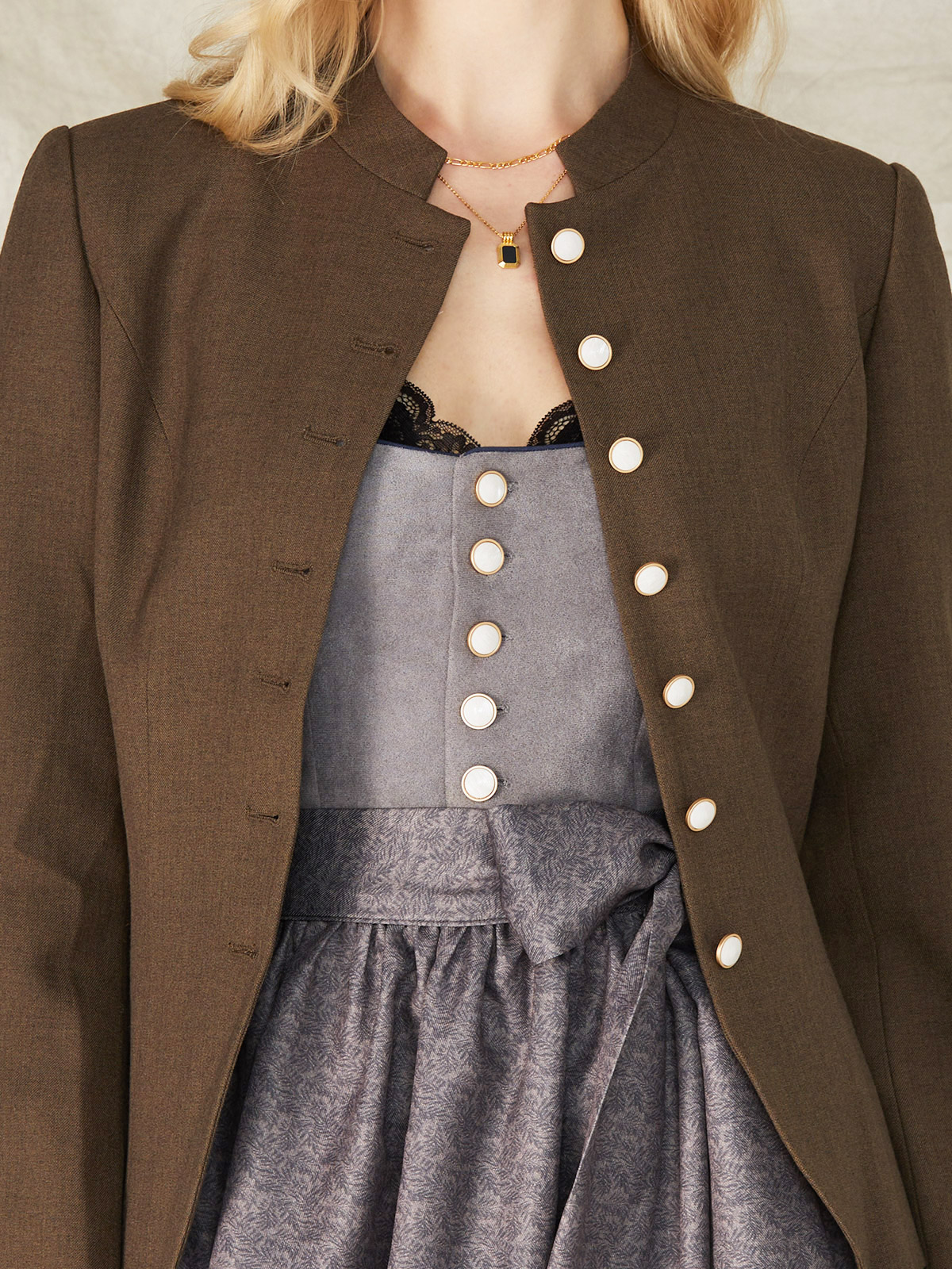 Modernes Dirndl in Braun