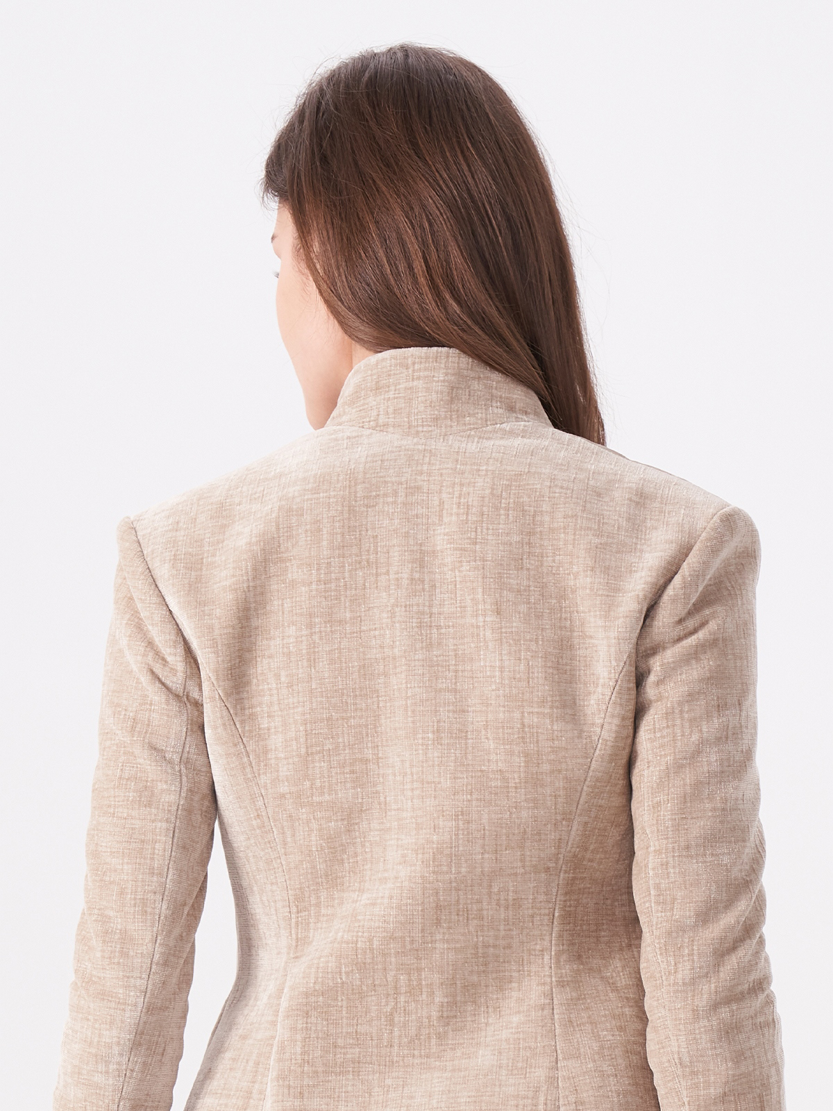 Dirndl in Beige mit rustikaler Jacke