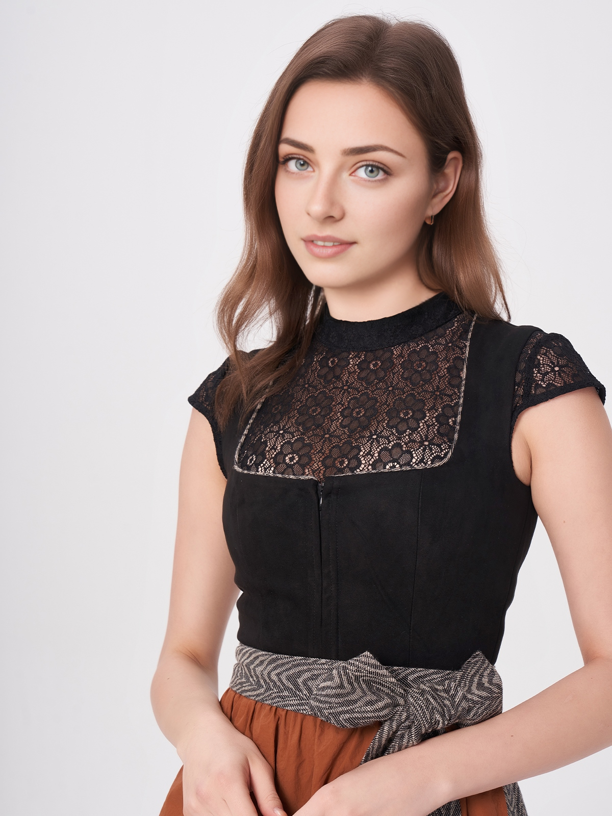 Ein elegantes dunkelgrünes Dirndl mit schwarzen Akzenten