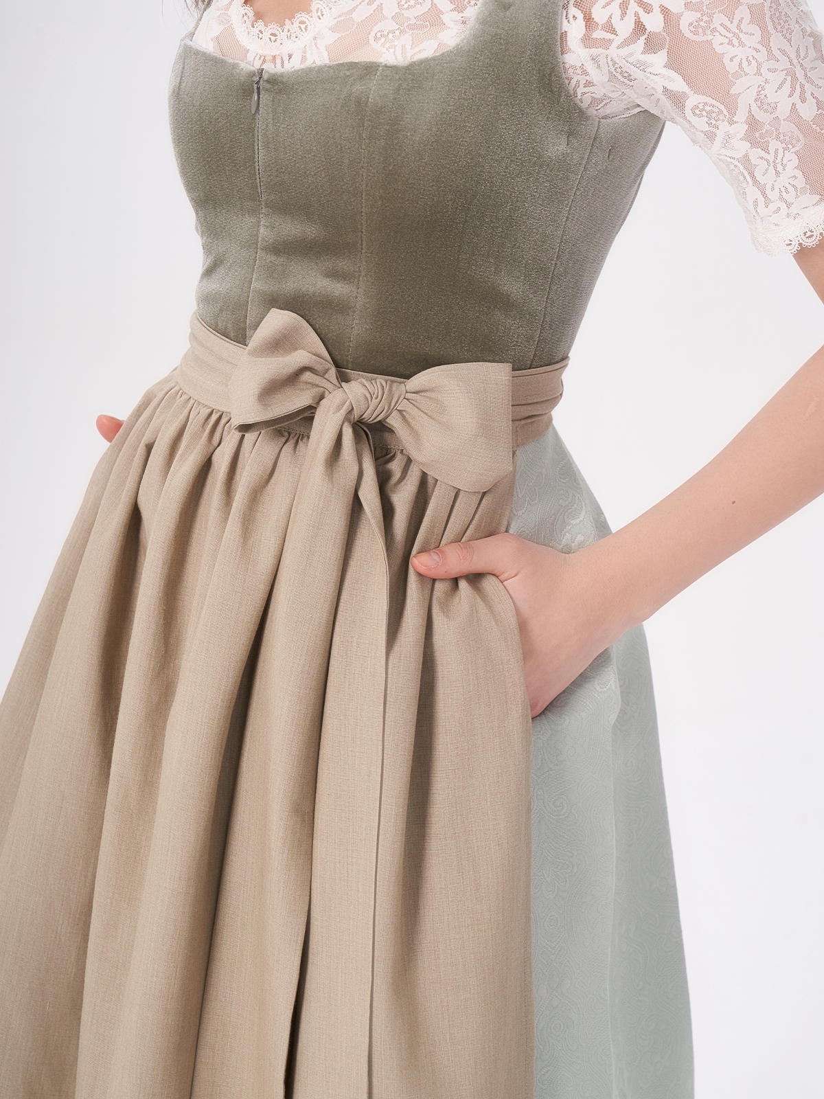 Ein grünes Ja Mei Dirndl mit floralen Details – perfekt für Volksfeste und sommerliche Events