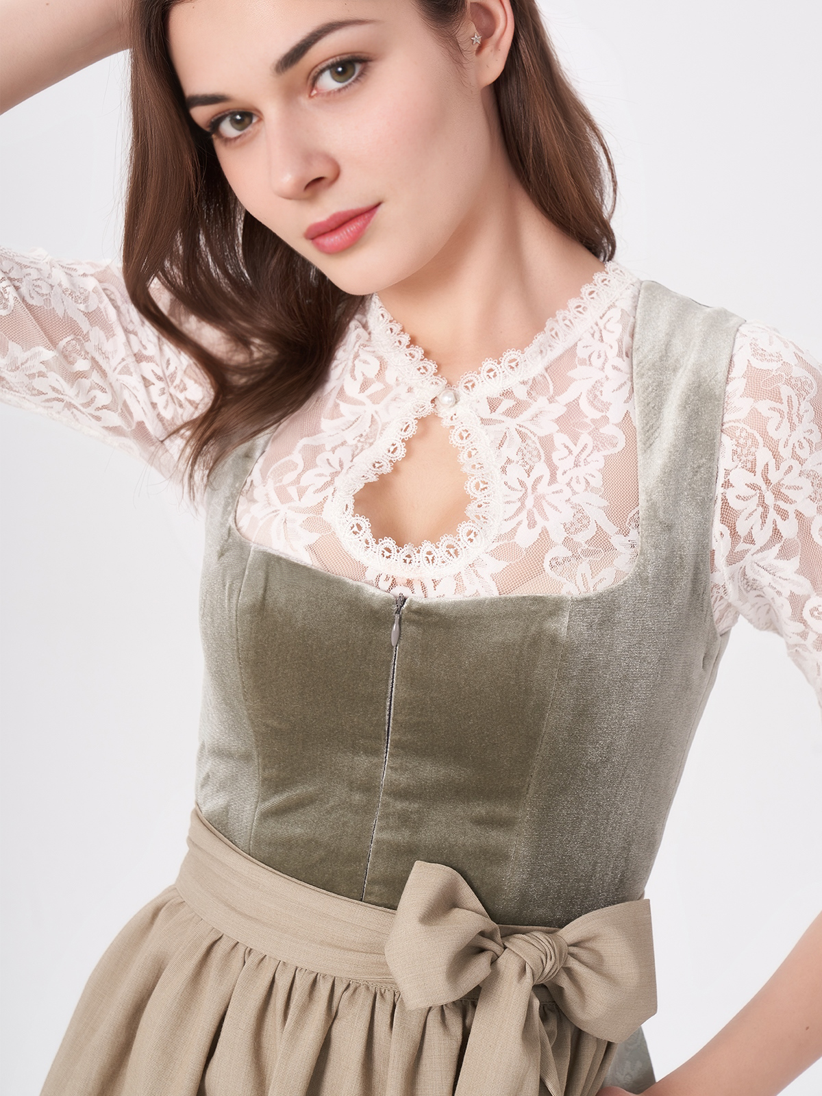 Modernes grünes Dirndl mit floralen Akzenten