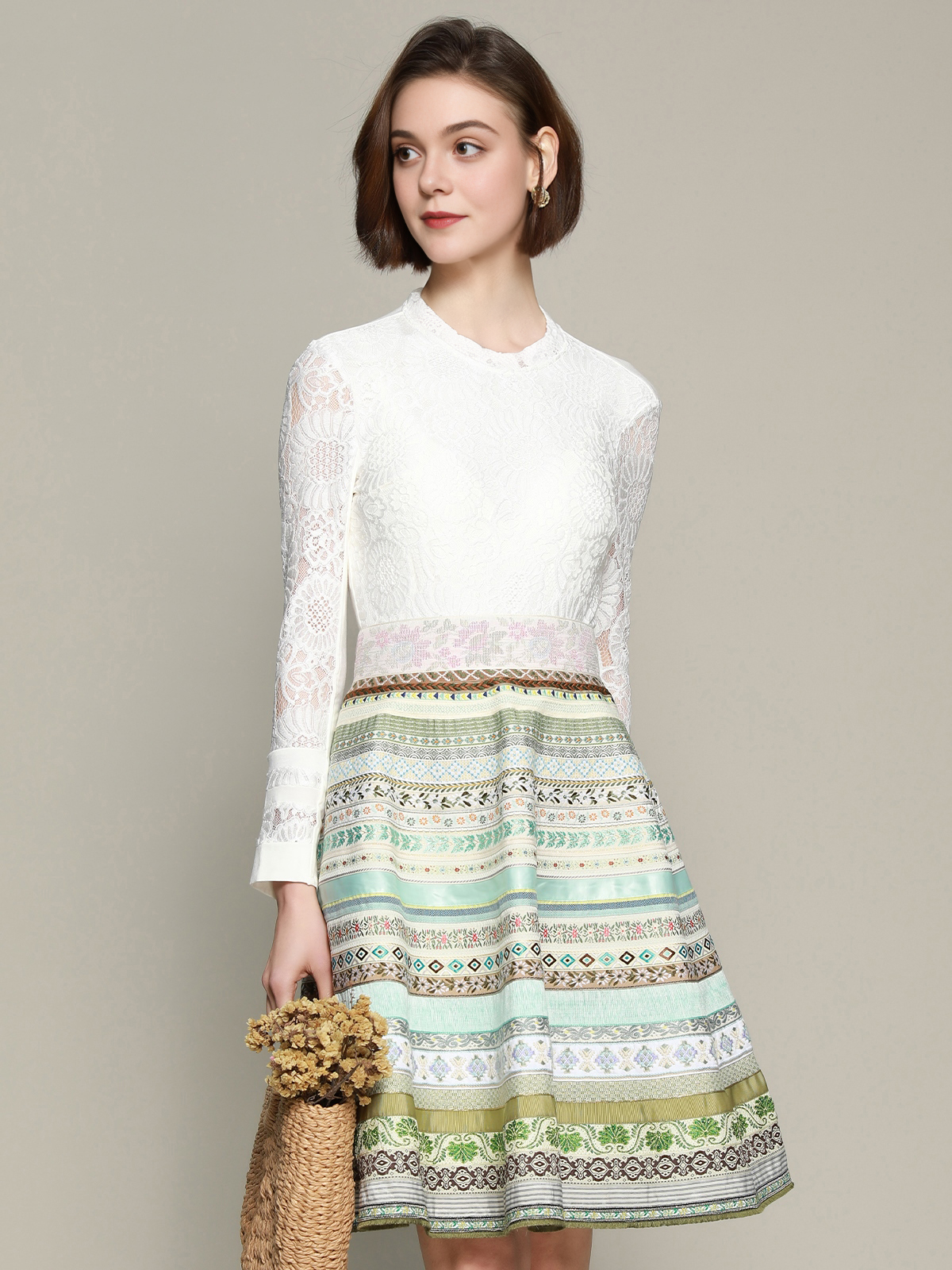 Ein elegantes grünes Dirndl mit floralen Details