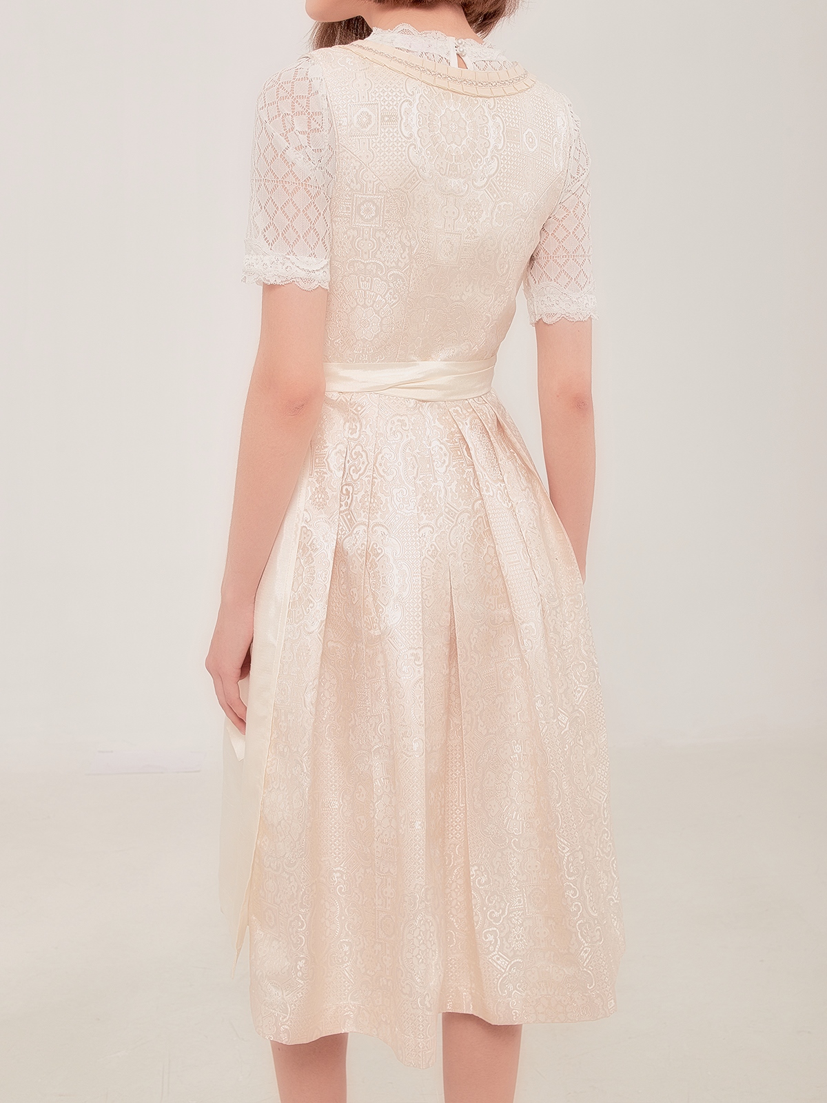 Modernes weißes Mini-Dirndl mit femininem Schnitt