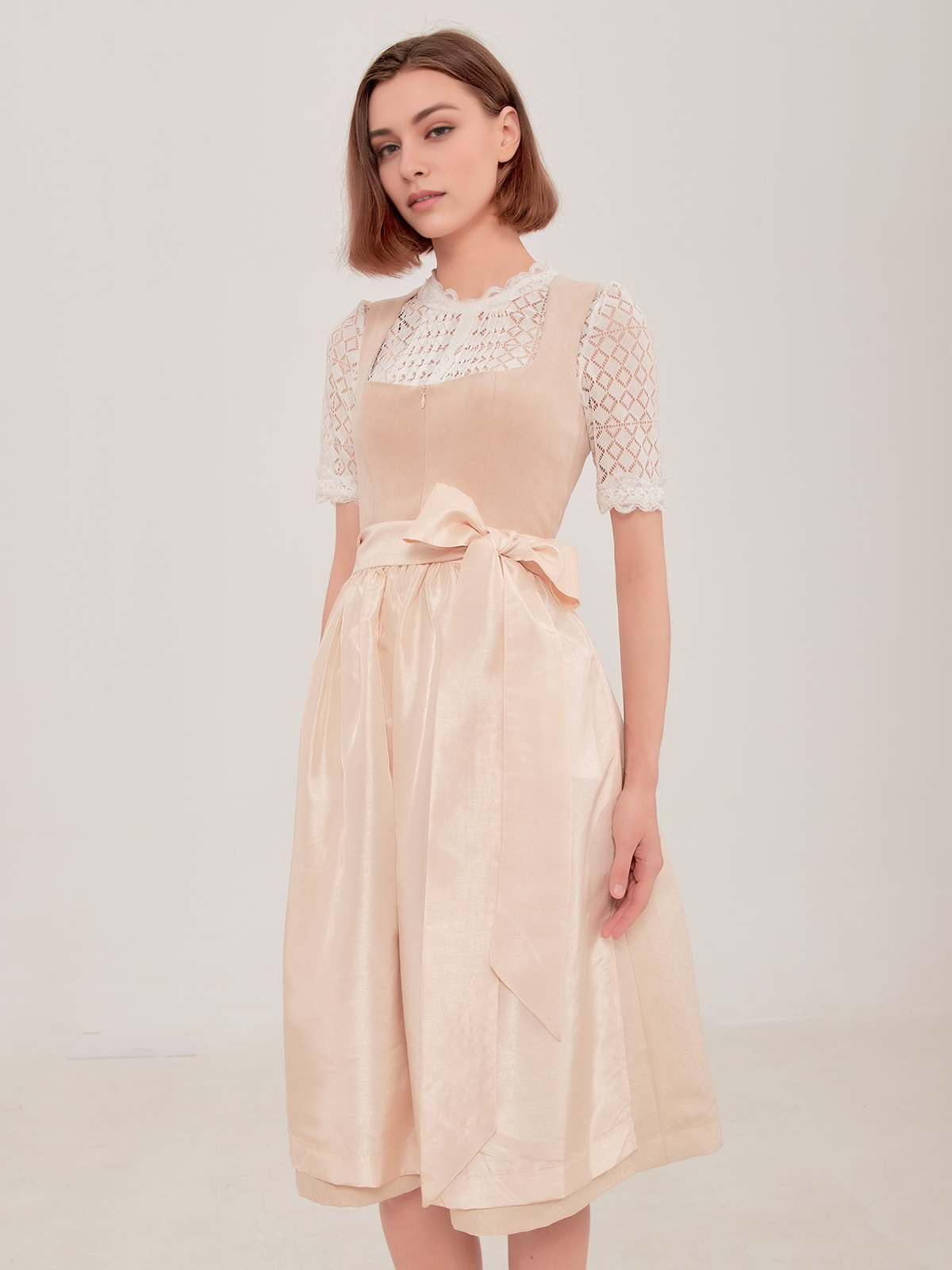 Dirndl in Beige – elegant und zeitlos