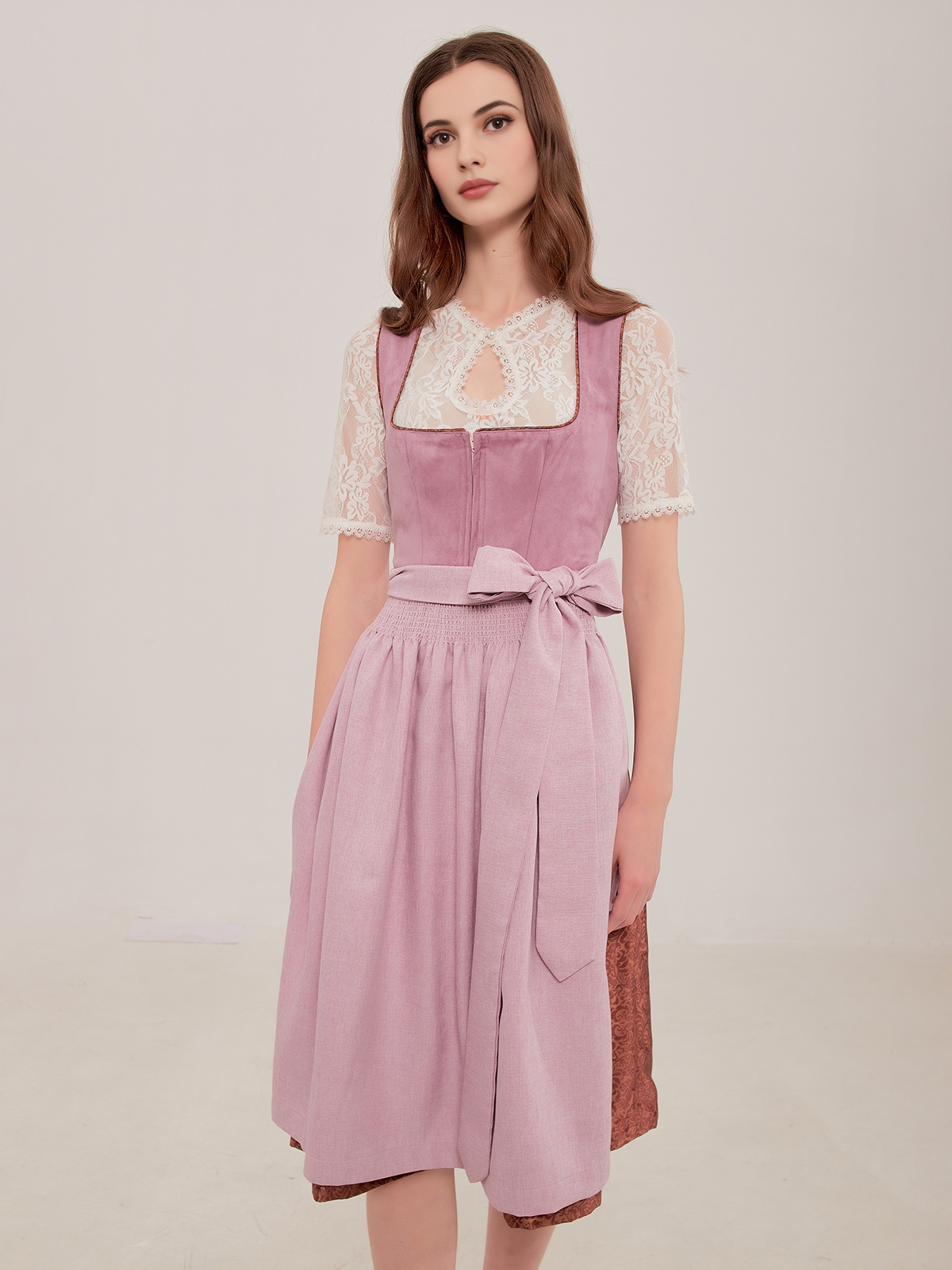 Lila SamtDirndl mit Spitzenbesatz – perfekt für festliche Anlässe