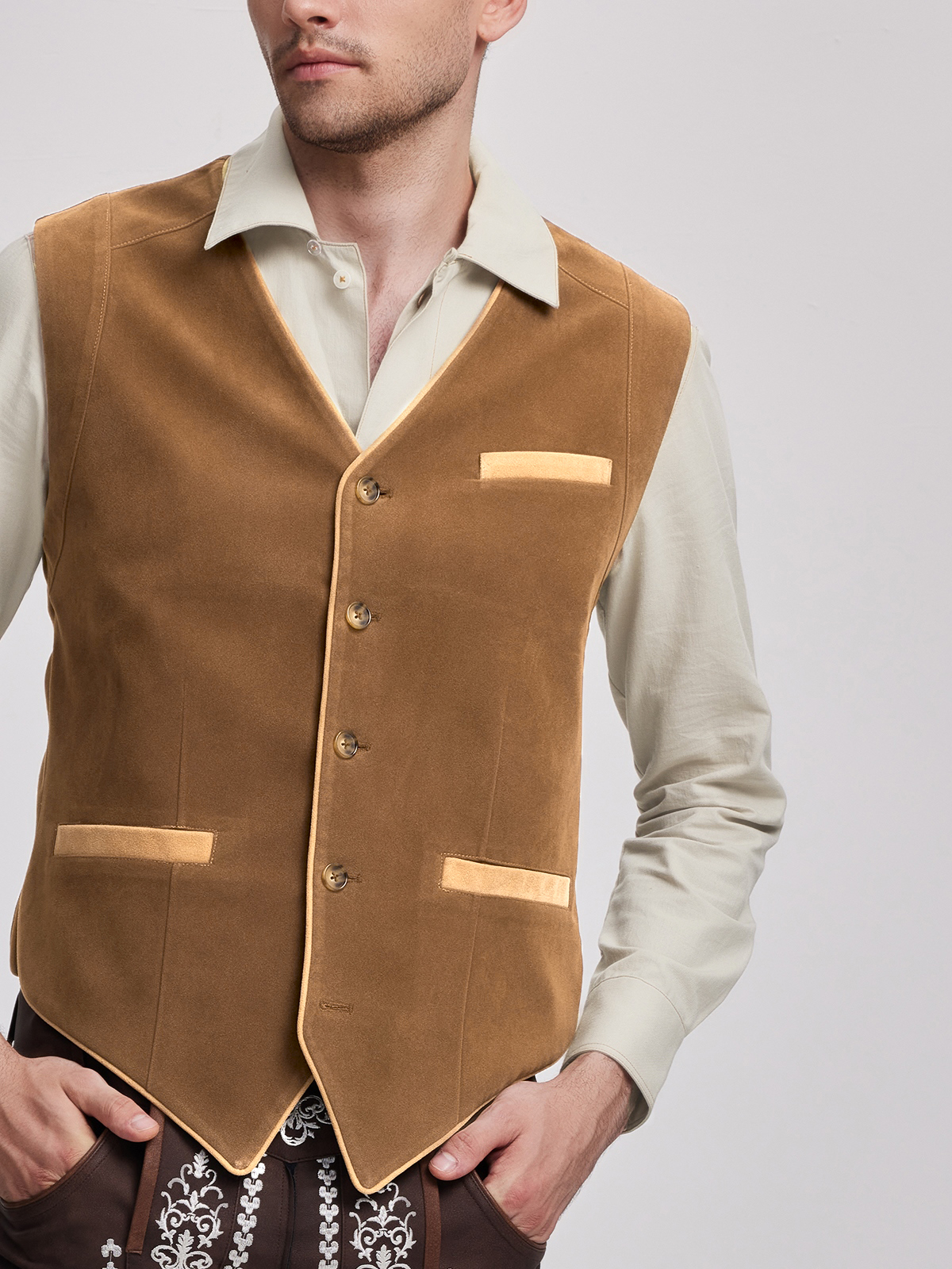 Dirndl mit gelber Weste – perfekt für den Sommer