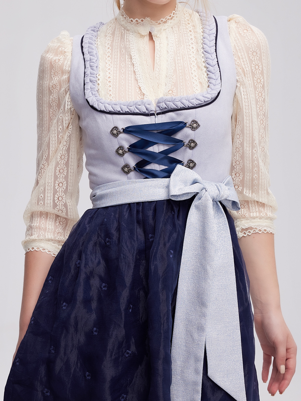 Dirndl in klassischem Blau mit modernen Akzenten