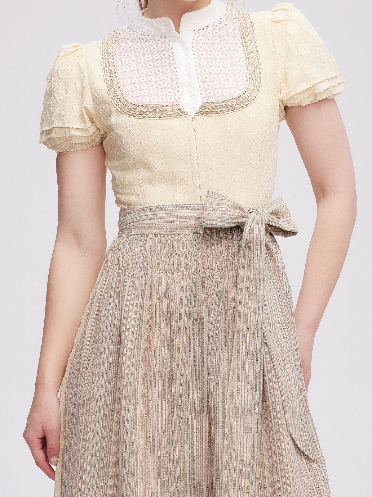 Dirndl in Gelb – ein sommerlicher Hingucker