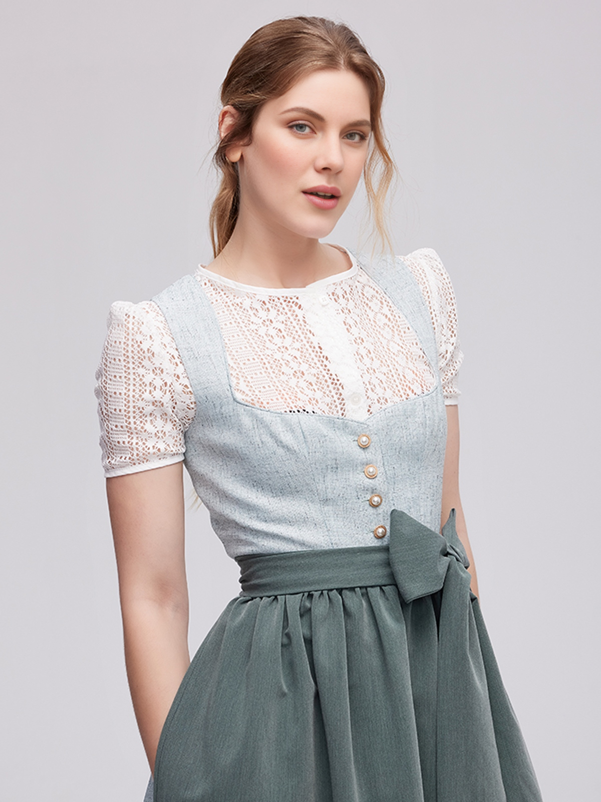 Moderne Dirndl in Grün – perfekt für den urbanen Style