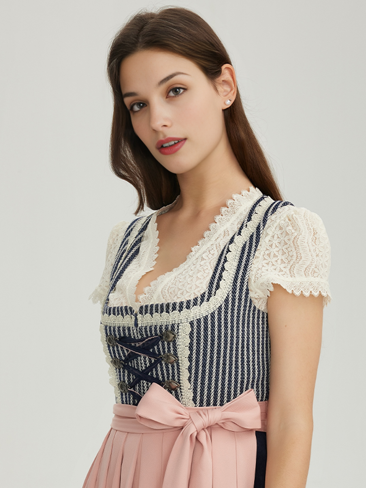 Modernes blaues Dirndl mit urbanem Stil