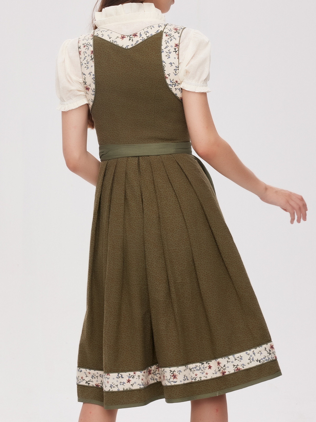 Ein elegantes weißes Dirndl mit grünen Akzenten