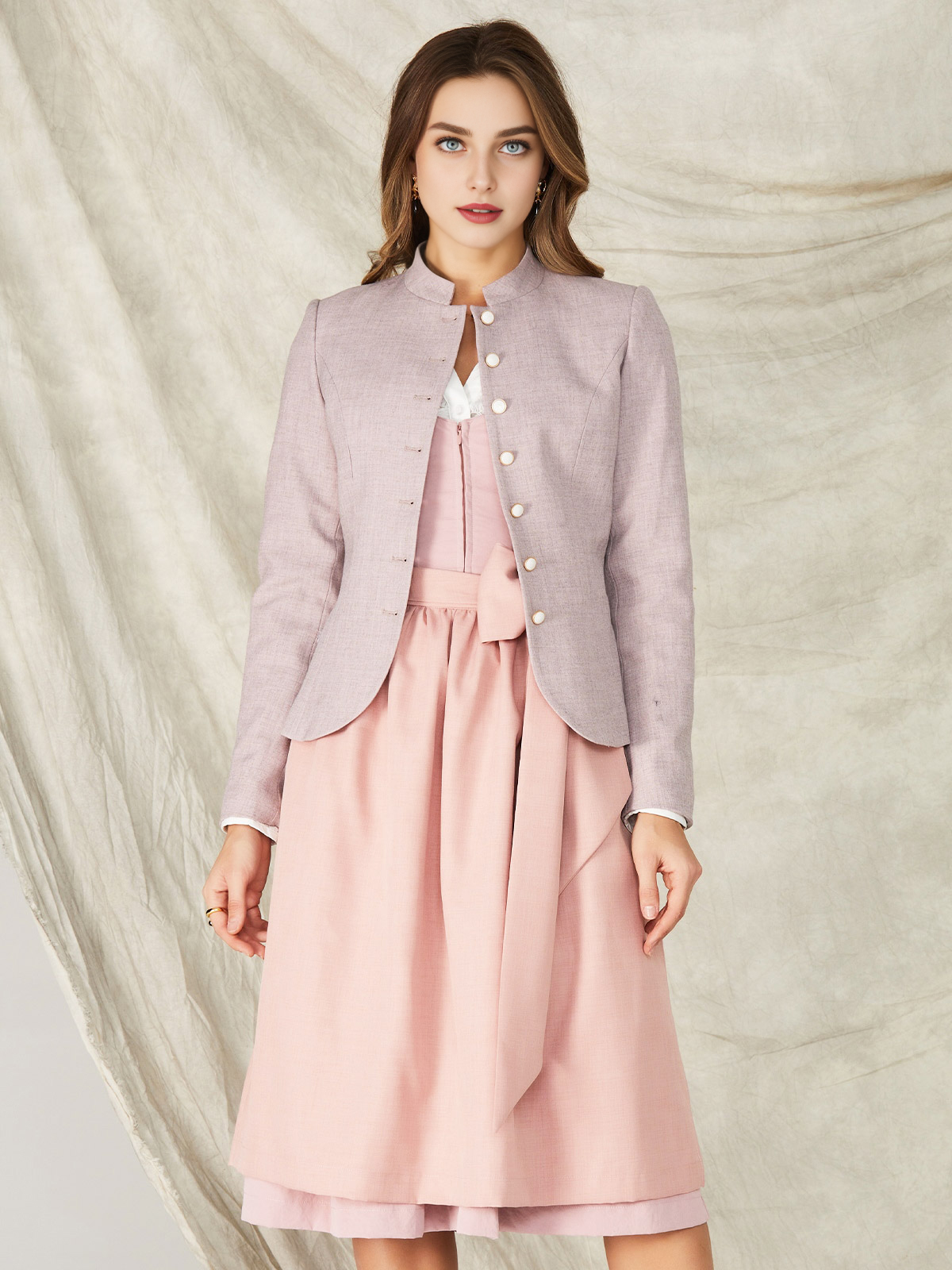 Modernes Dirndl in Lila mit Spitzenverzierungen