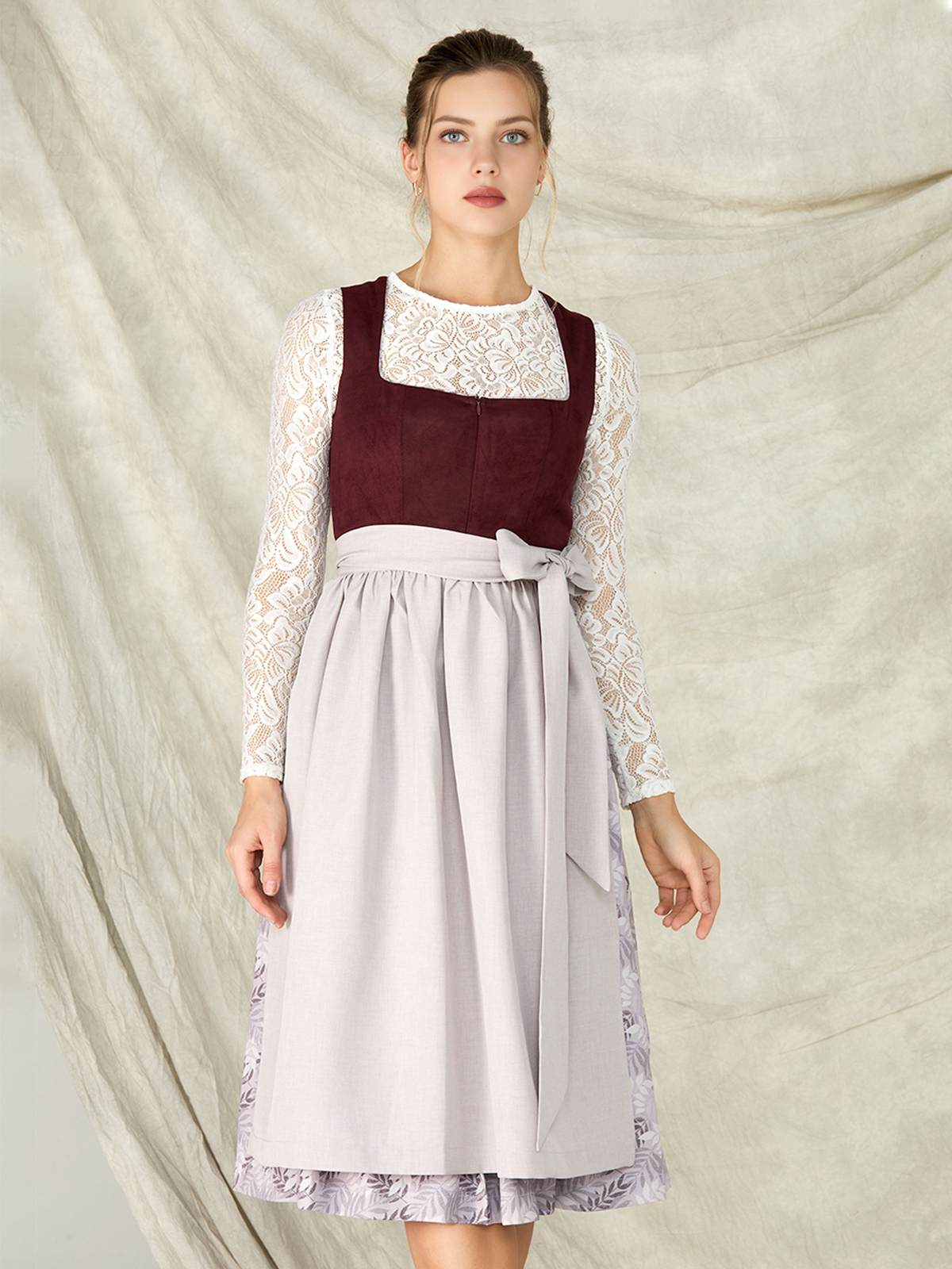 Elegantes lila Dirndl mit weißer Bluse
