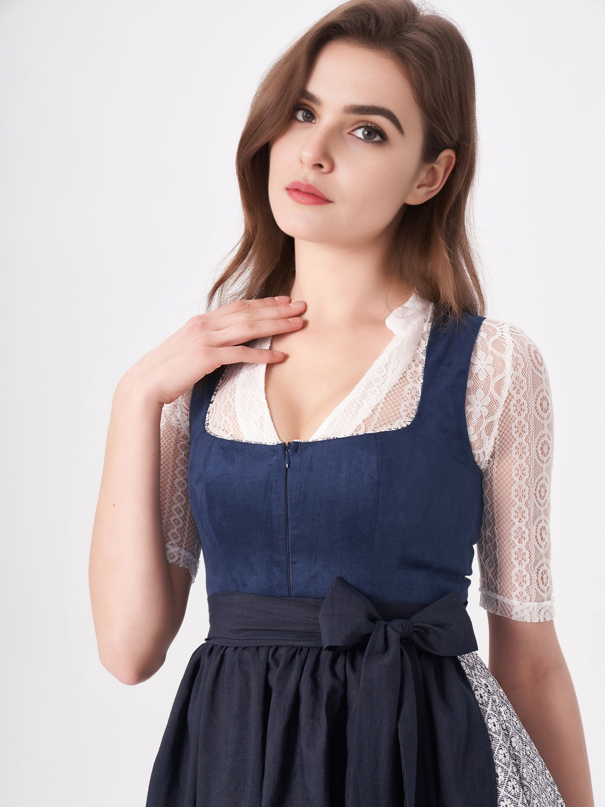 Modernes Dirndl in Blau mit figurbetonter Silhouette