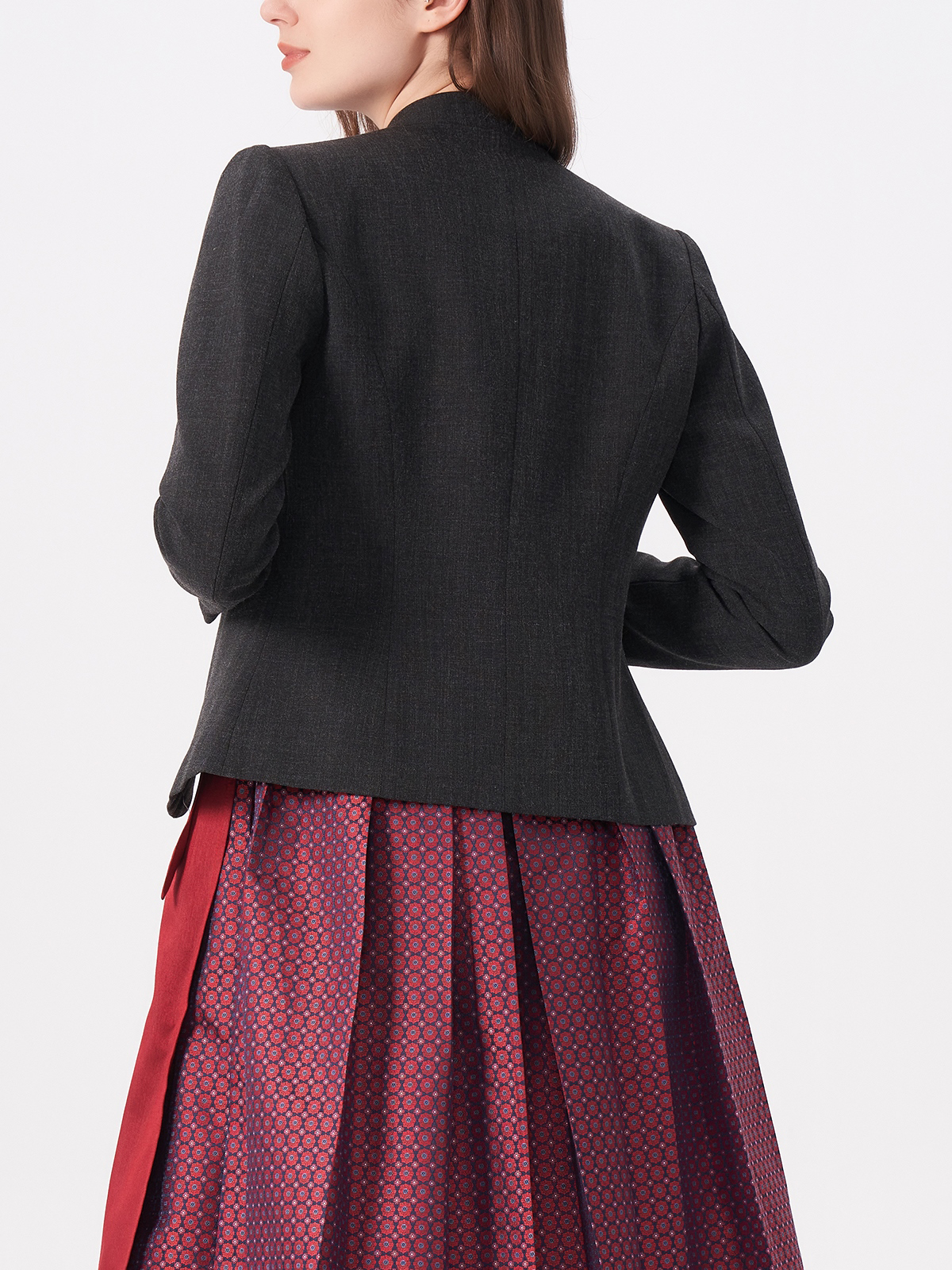 Dirndl in Schwarz mit modernem Schnitt