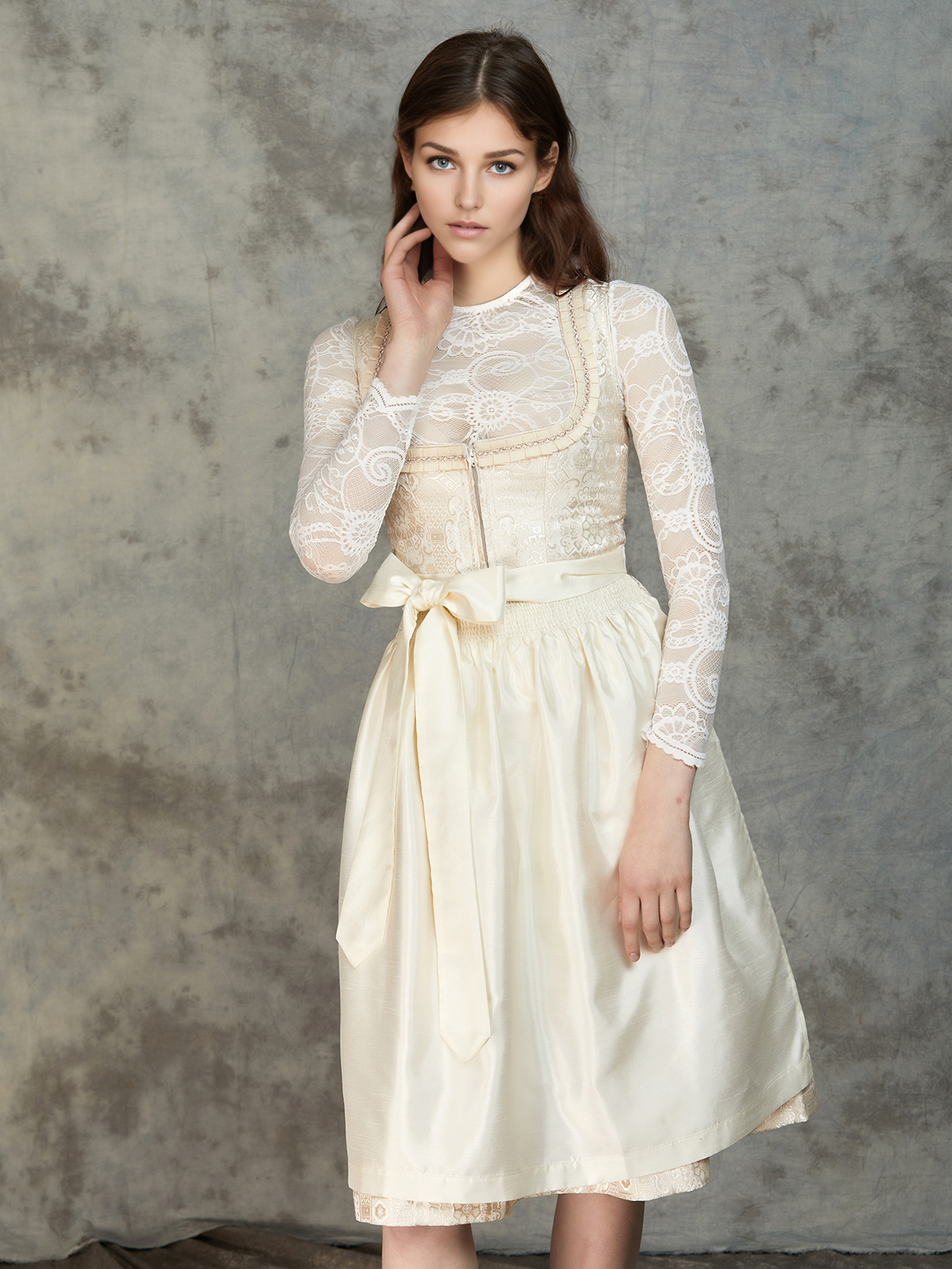 Modernes weißes Dirndl mit floralen Stickereien