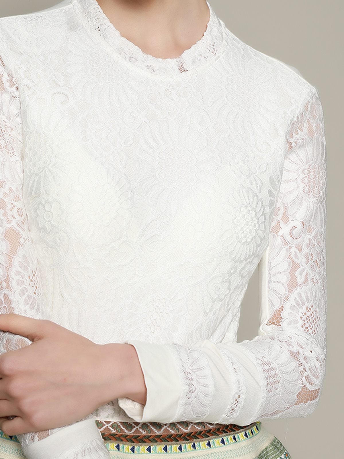 Modernes Dirndl in Grau mit zeitgenössischem Design