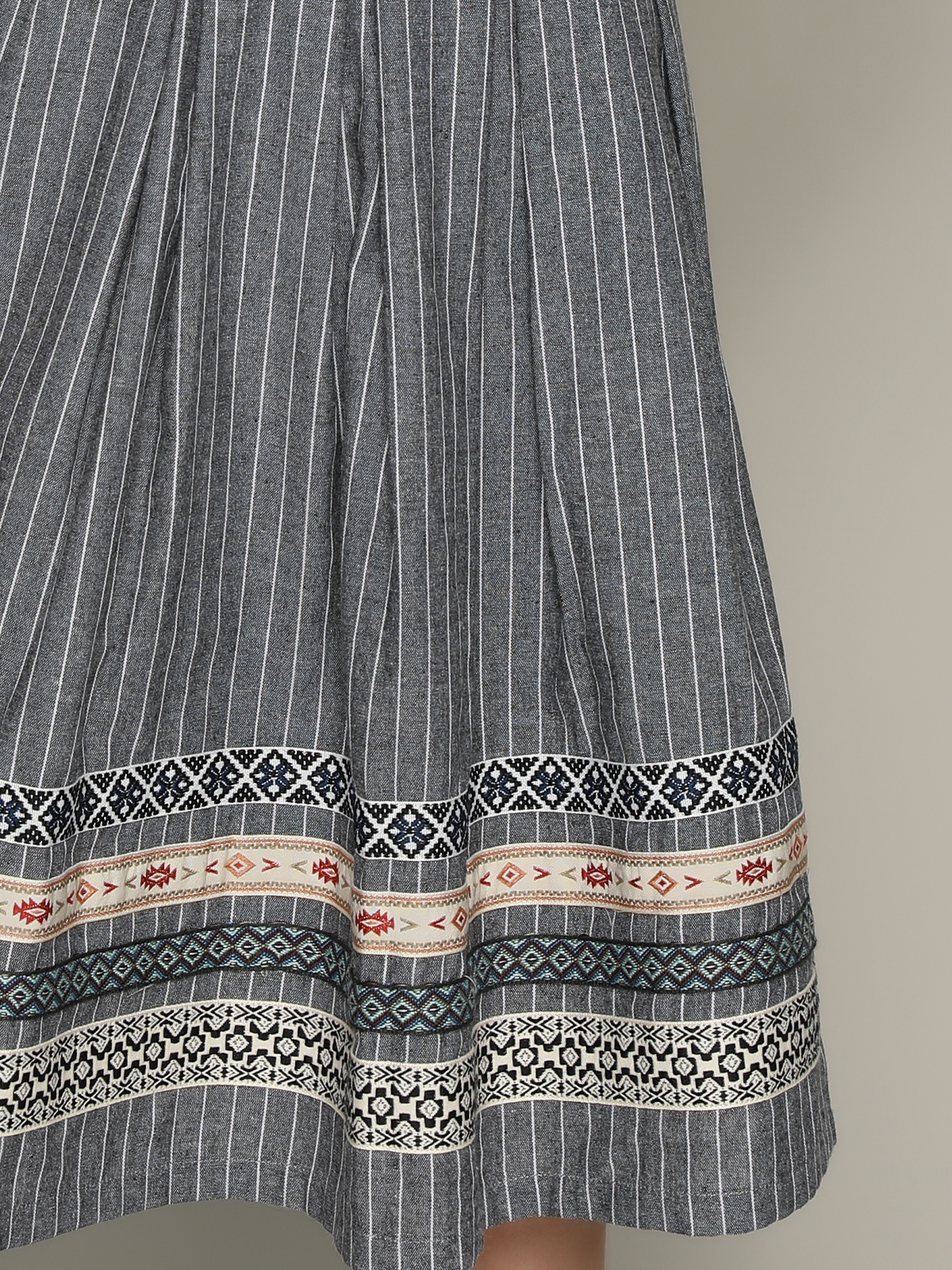 Modernes Dirndl mit geradem Ausschnitt in Grau