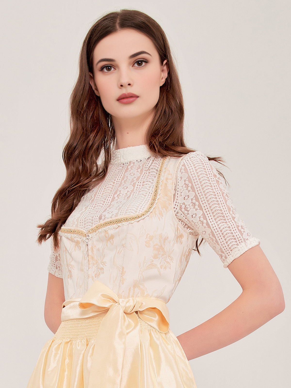 Dirndl in Gelb mit traditionellen Verzierungen