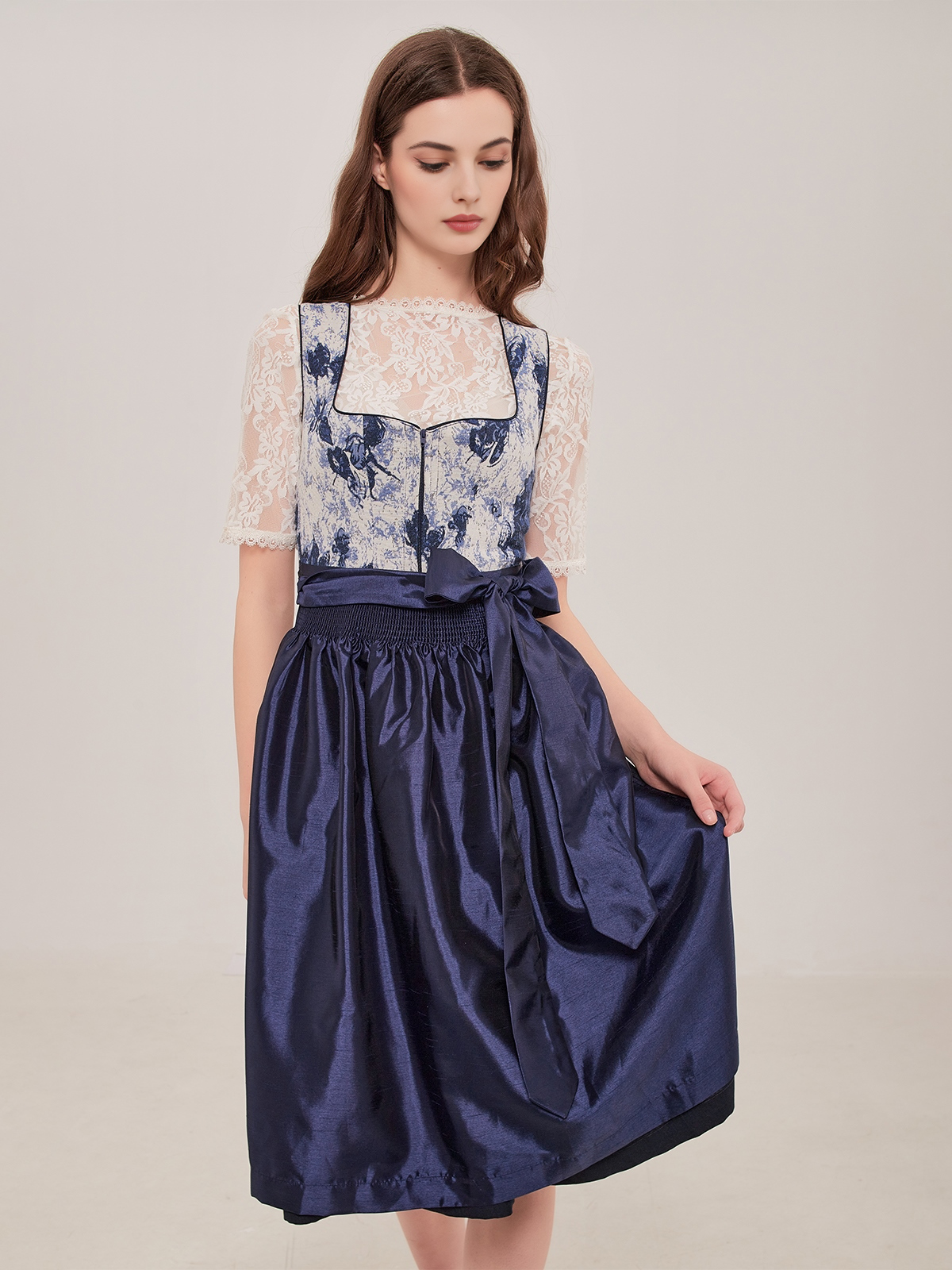 Dunkelblaues Dirndl mit modernem Schnitt