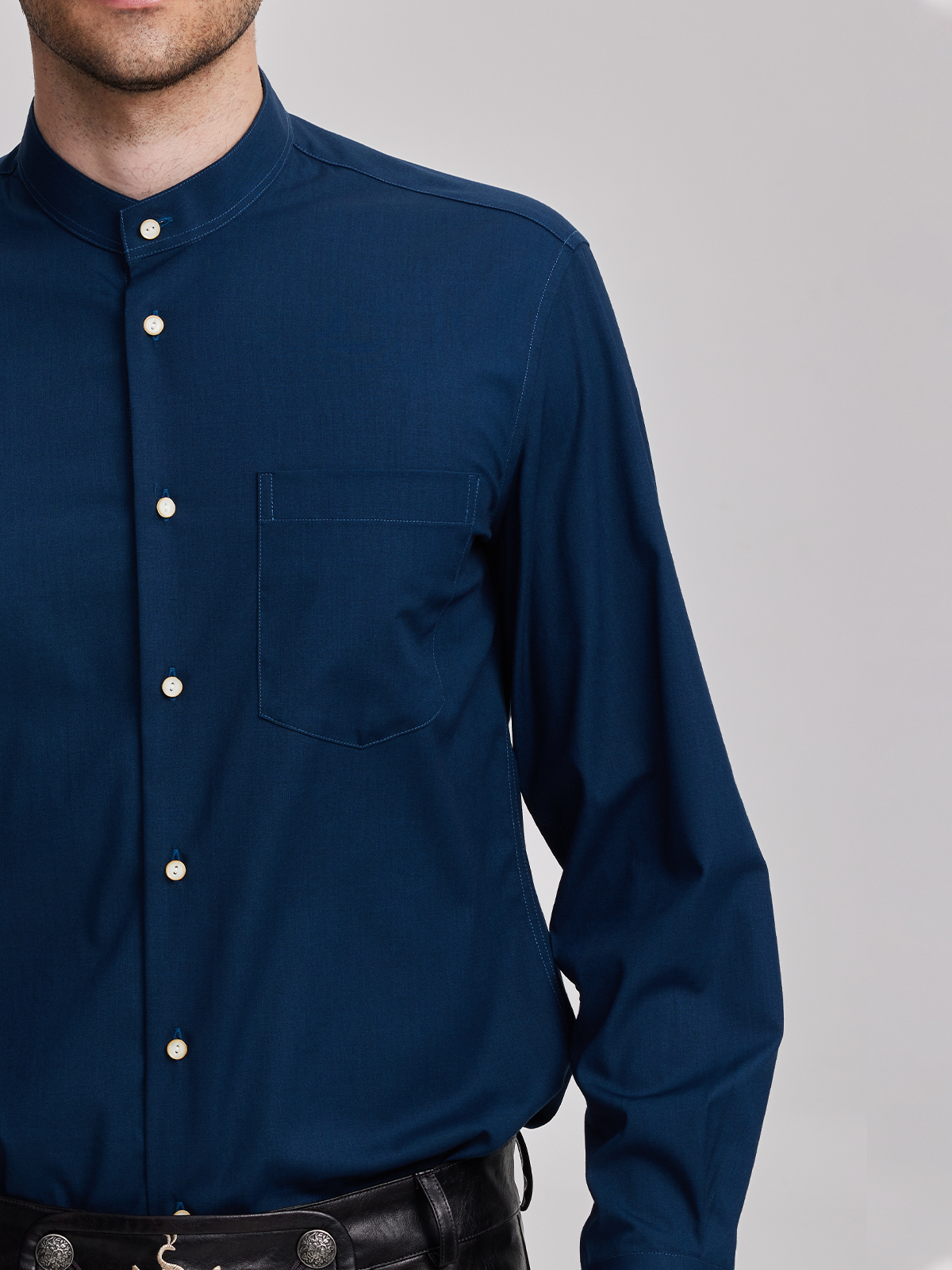 Blaues Samt Dirndl mit modernem Schnitt