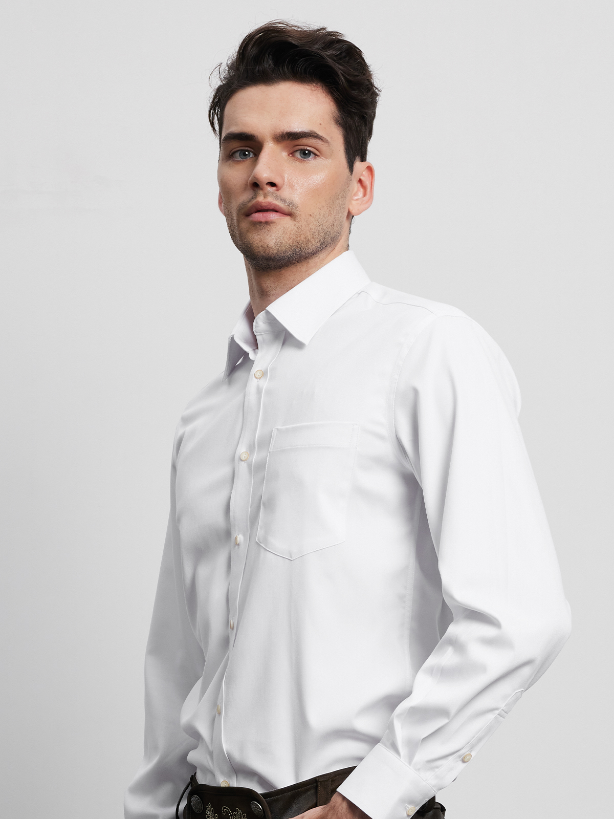 Traditionelles Dirndl in weiß und rot