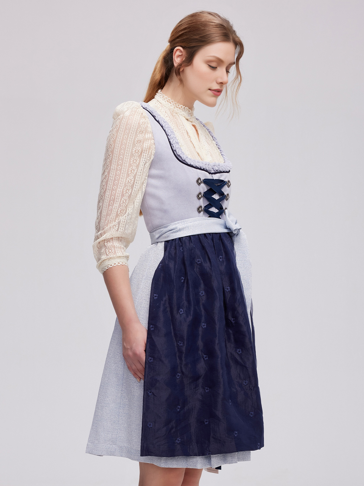 Modernes Dirndl in Blau