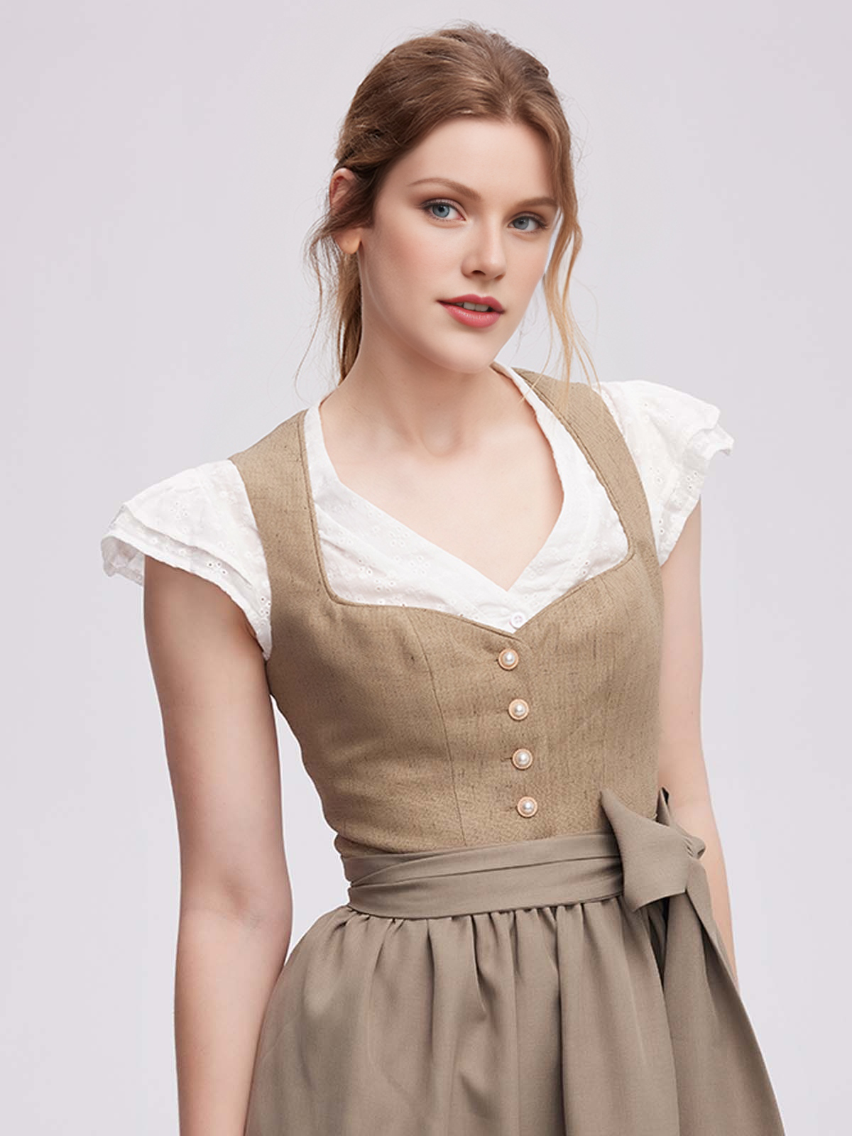 Modernes grünes Dirndl mit floralen Applikationen
