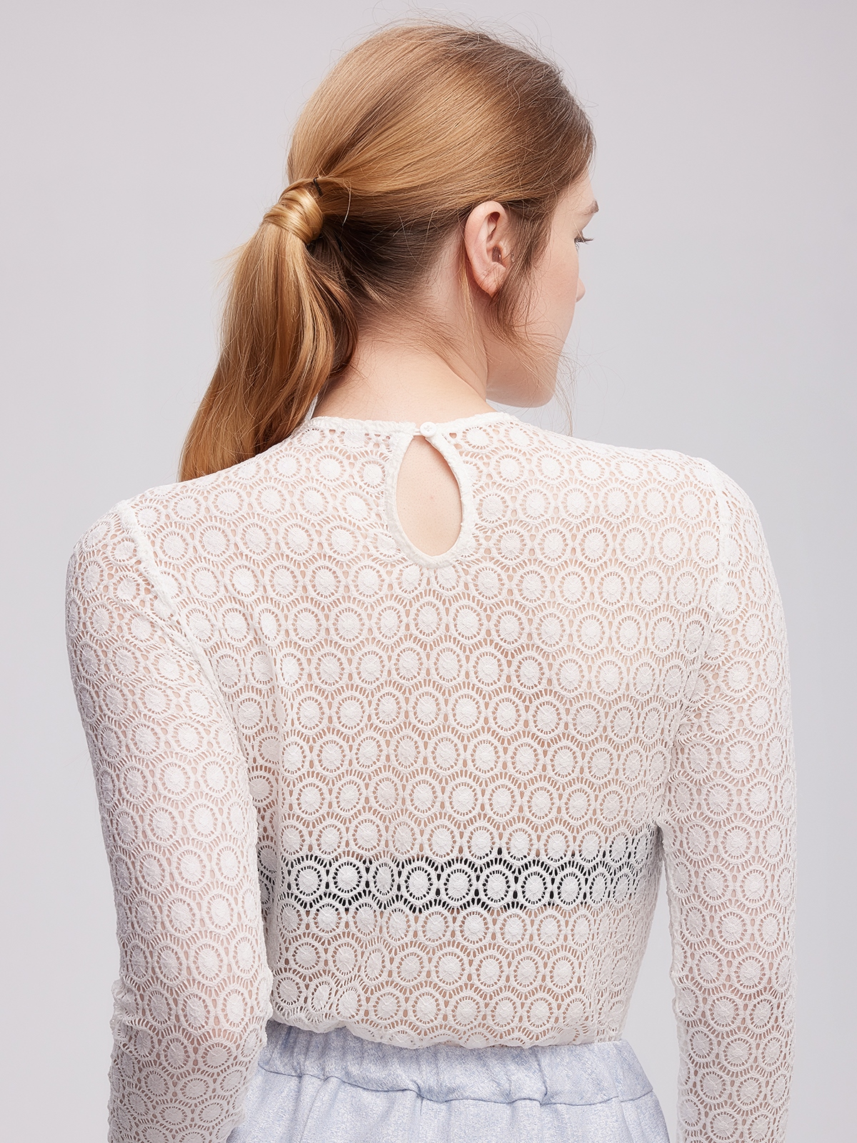 Modernes Dirndl mit Knöpfen in elegantem Design