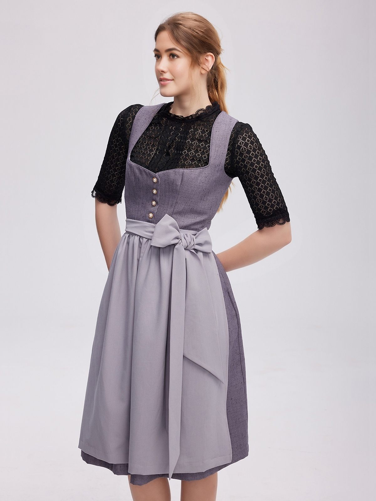 Ein modernes graues Dirndl mit floralen Akzenten