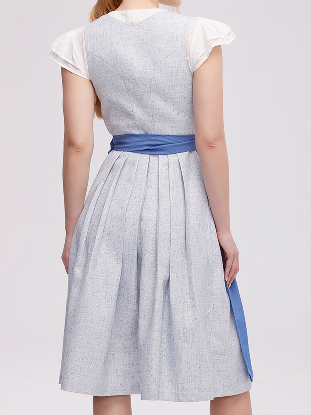 Graues Dirndl mit stilvoller Schürze