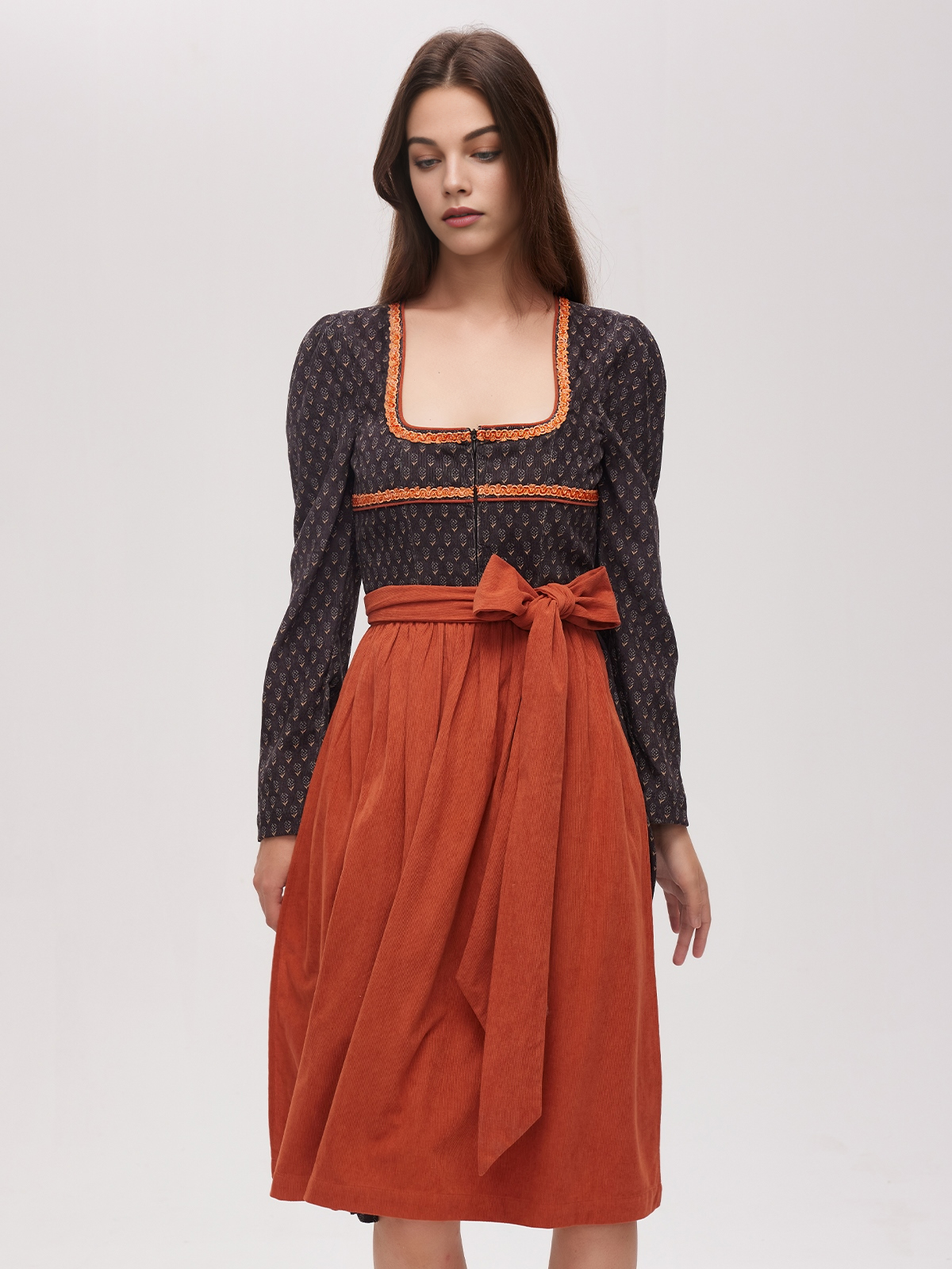 Ein elegantes schwarzes Ehreer Dirndl mit modernem Schnitt