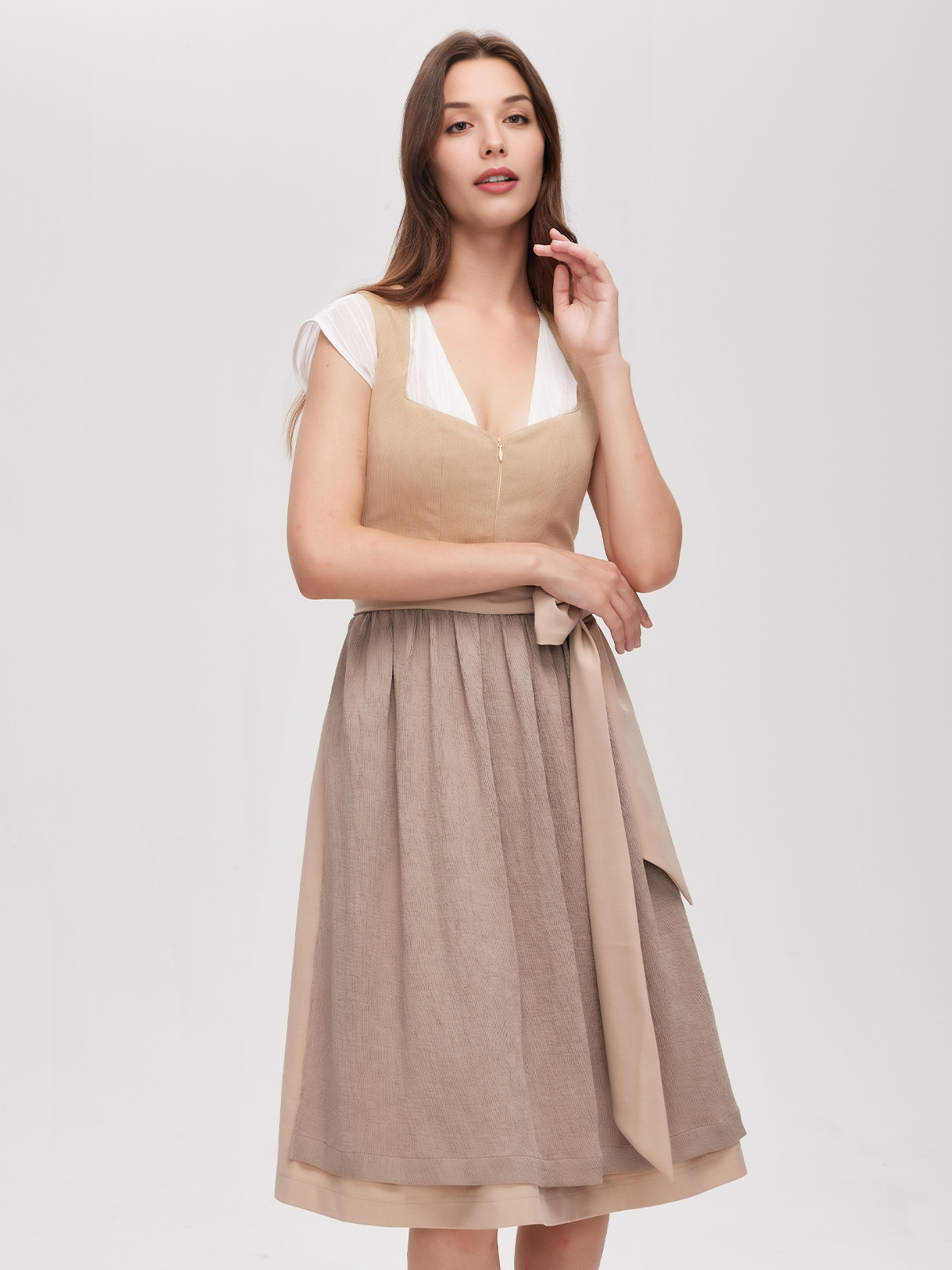 Dirndl in Braun mit traditioneller Schürze